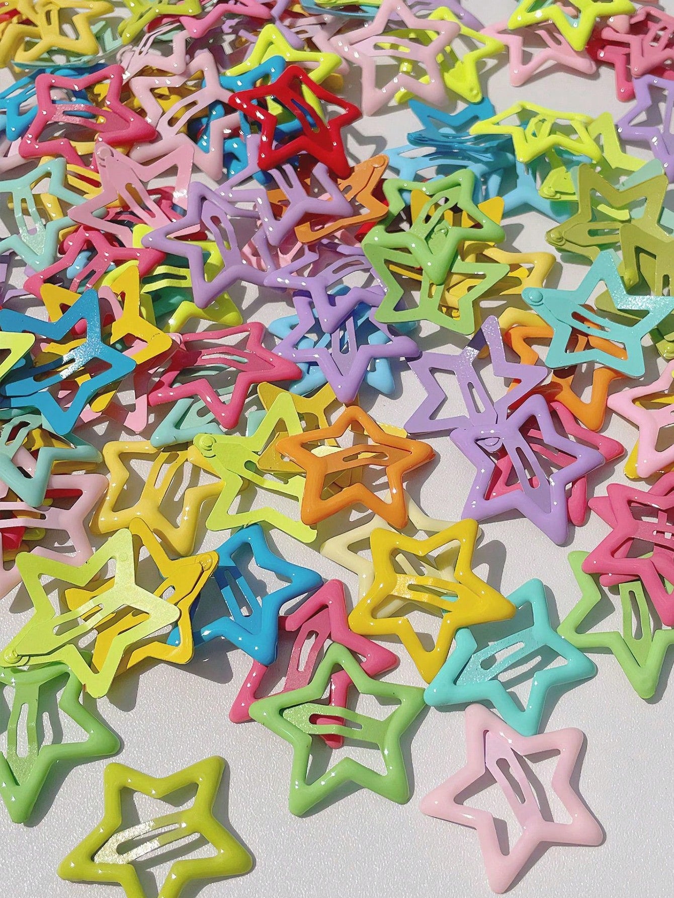 DIYPLUS 10-25 piezas Pasadores de pelo con diseño de estrellas de colores aleatorios, accesorios de pelo estrellas lindos y a la moda para niñas, adecuados para la escuela.