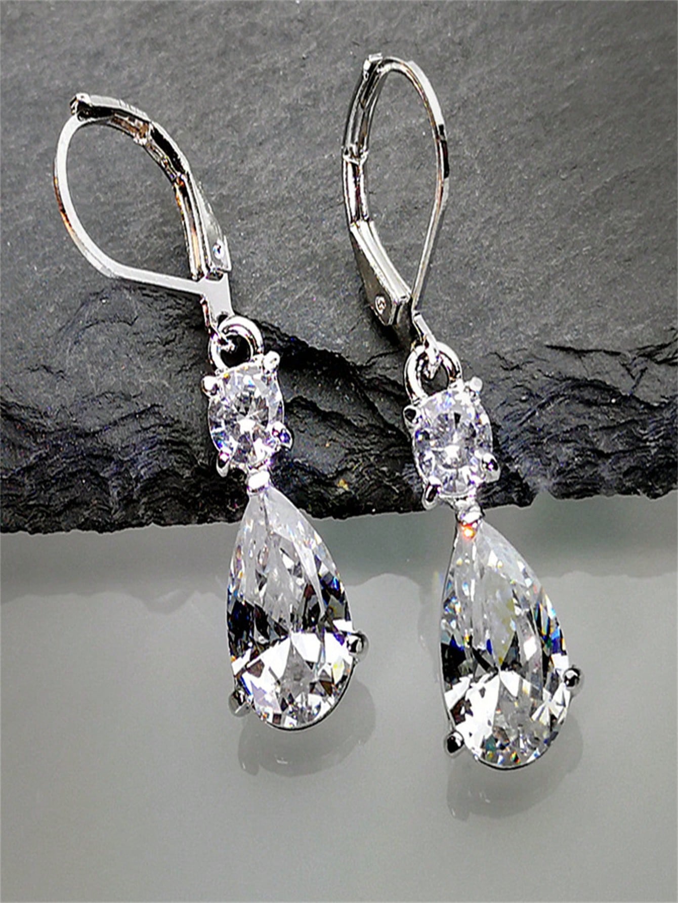 2 piezas Pendientes de clip de oreja con colgante de lágrima de cubic zirconia plateada de lujo - Pendientes colgantes de lujo elegantes, glamorosos y cautivadores con gemas de cubic zirconia brillantes para mujeres