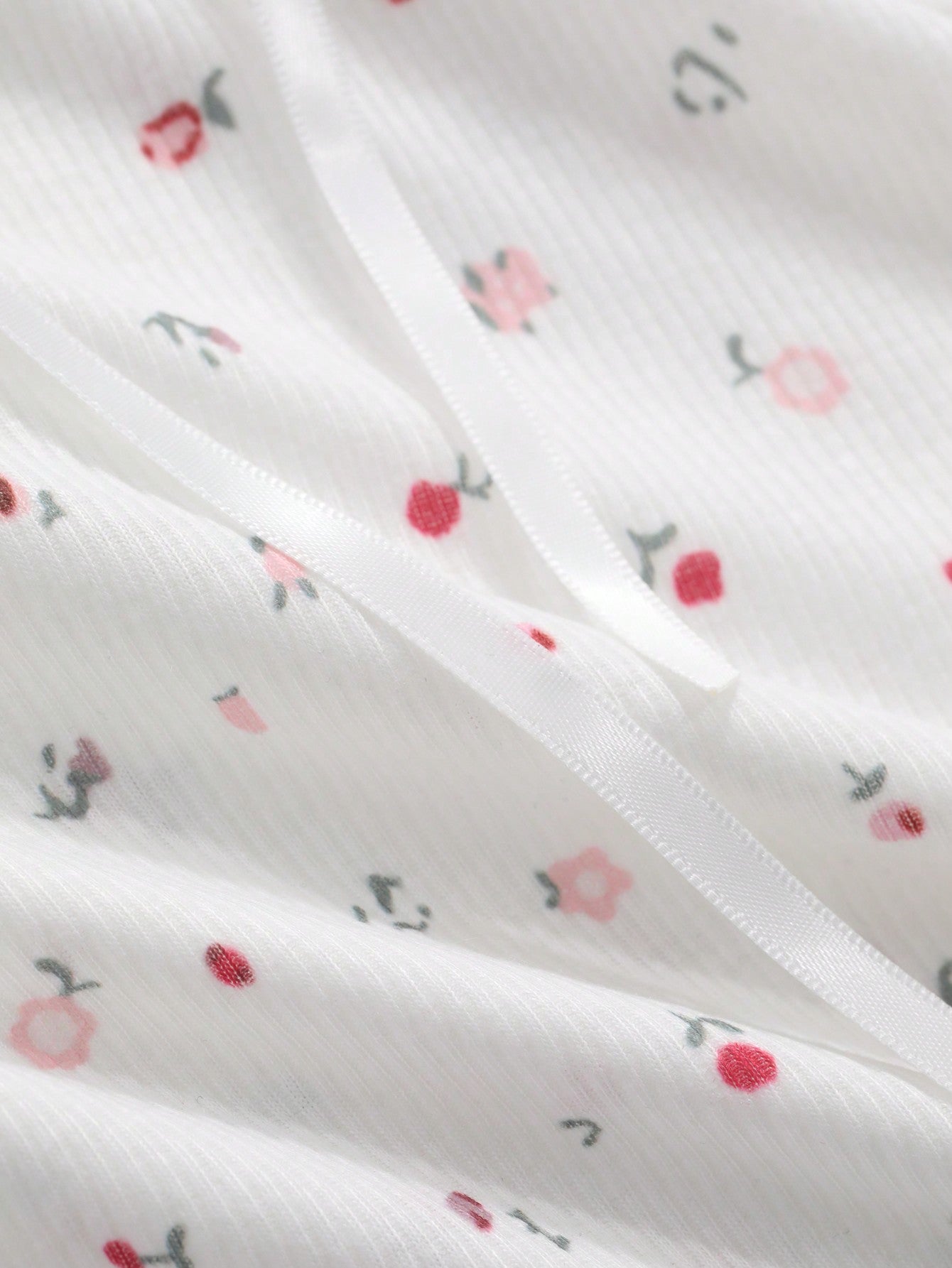 DAZY Camiseta de manga corta y ajuste ceñido de verano para mujer con dobladillo de volantes y tirantes atados con estampado floral