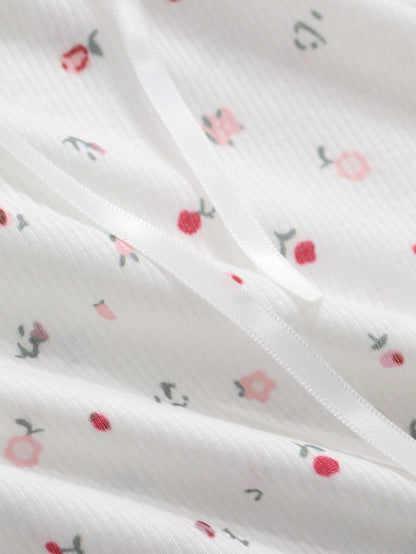DAZY Camiseta de manga corta y ajuste ceñido de verano para mujer con dobladillo de volantes y tirantes atados con estampado floral