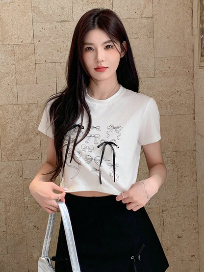 DAZY Top corto de mujer con cuello redondo y manga corta con decoración de lazo