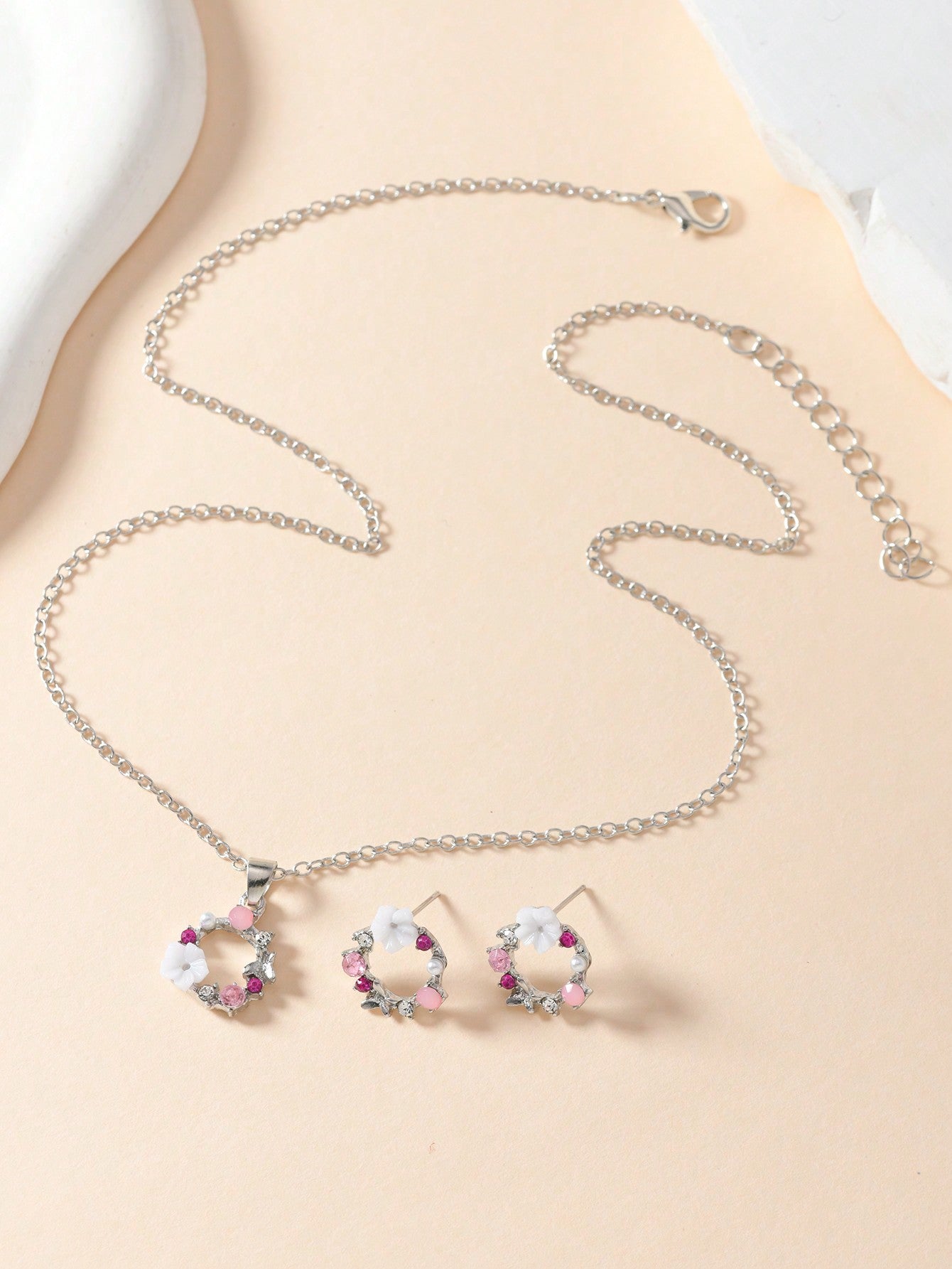 1 set: 1 pieza de aretes con flores + 1 pieza de collar - Conjunto de 3 piezas de aretes, colgante y collar de flores simples para mujer, adecuado para ocasiones casuales diarias y de citas