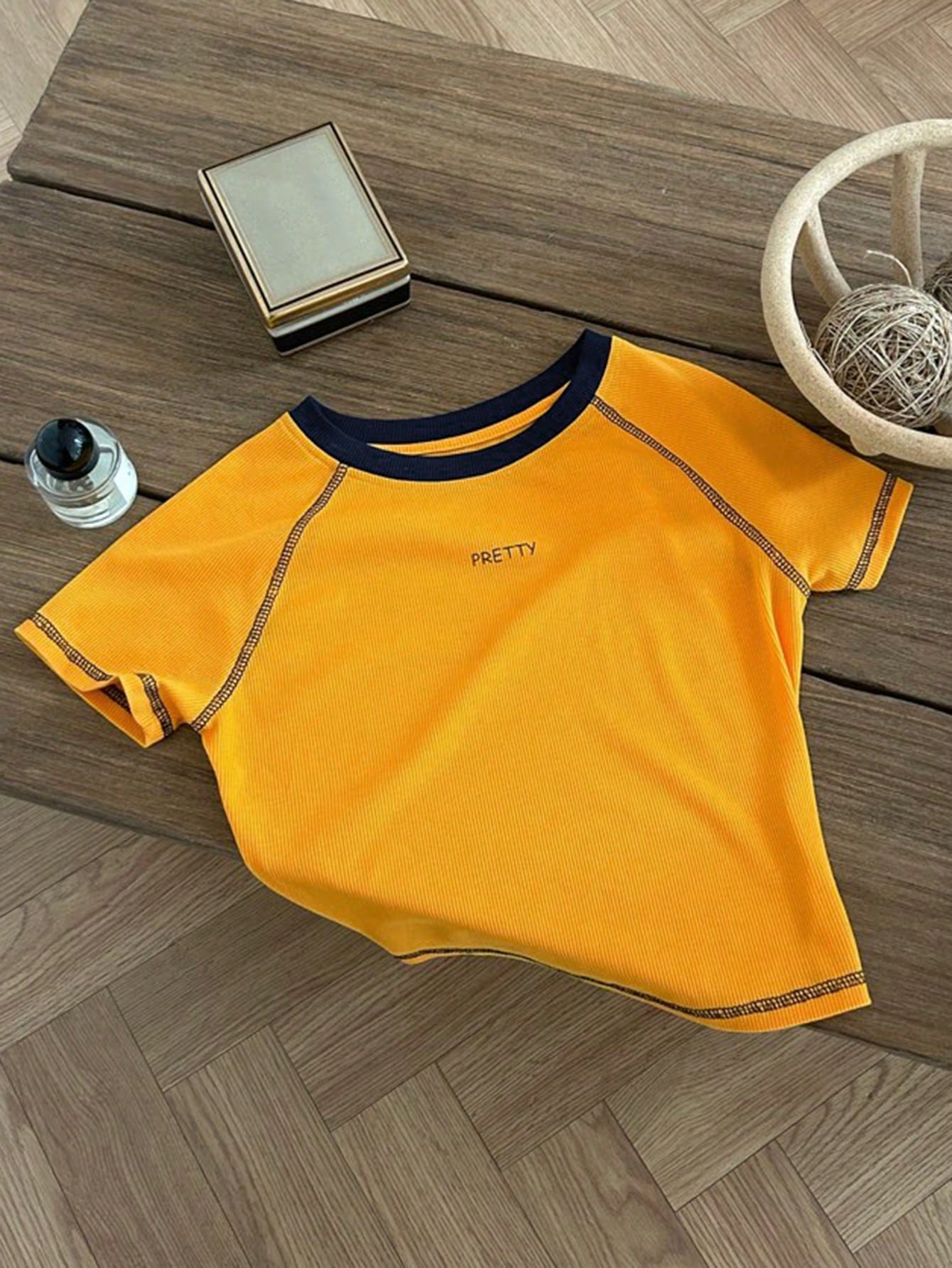 DAZY Camiseta de mujer de manga corta de verano con borde contrastante, diseño de mangas raglán, y estampado de letras amarillas