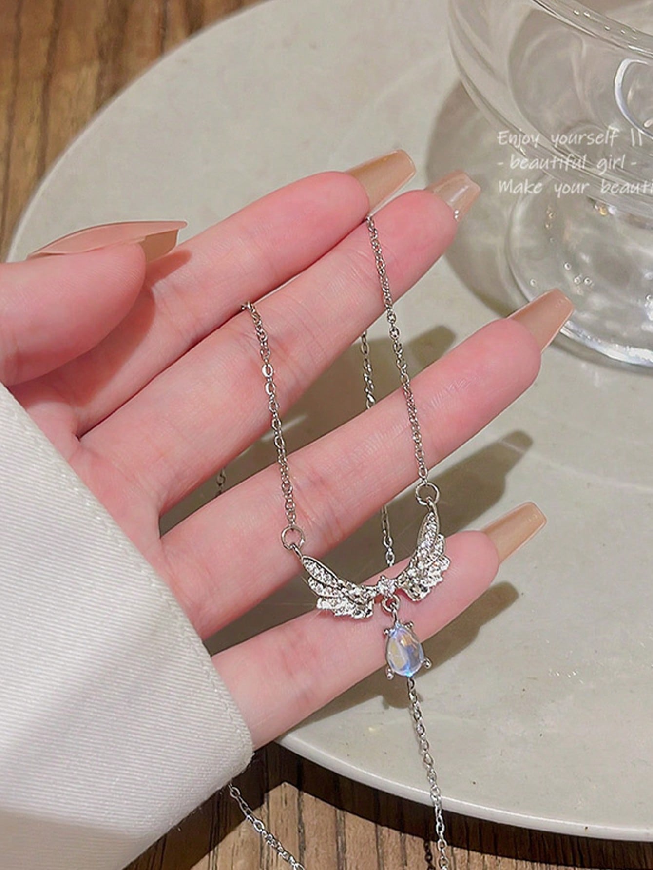 1 pieza Collar con colgante de alas de mariposa brillante, diseño delicado, textura de alta calidad, gargantilla versátil para mujeres