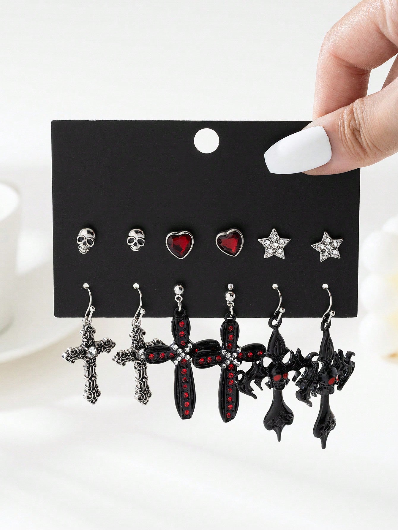 Juego de 6 pares de pendientes con colgantes de diseños góticos oscuros de moda, incluidos estrella, murciélago, corazón con rosa, guitarra, llave, estrella de mar, cuervo y calavera