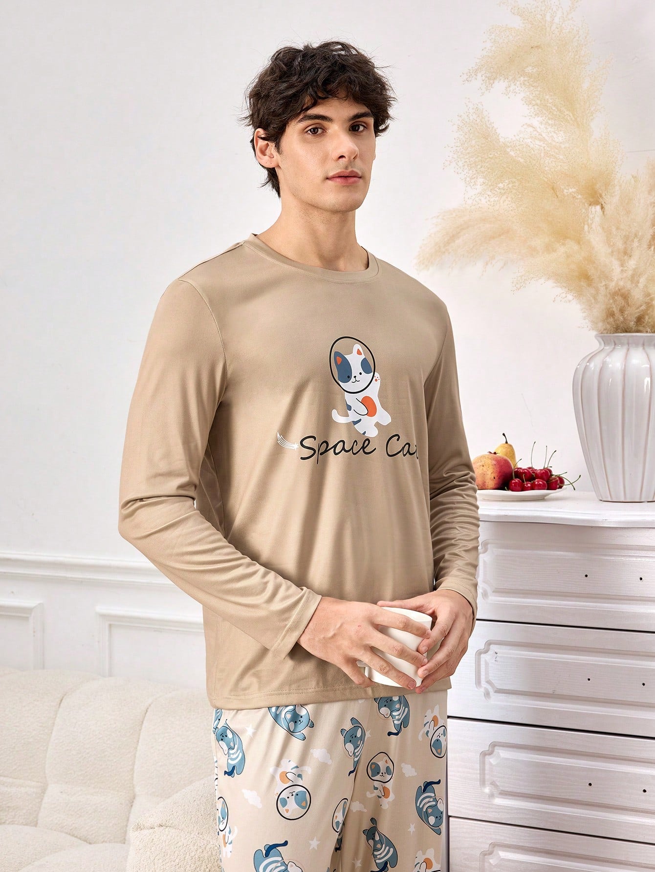 Conjunto de ropa de estar en casa con camisa de cuello redondo de manga larga y pantalones casuales con estampado total para hombre