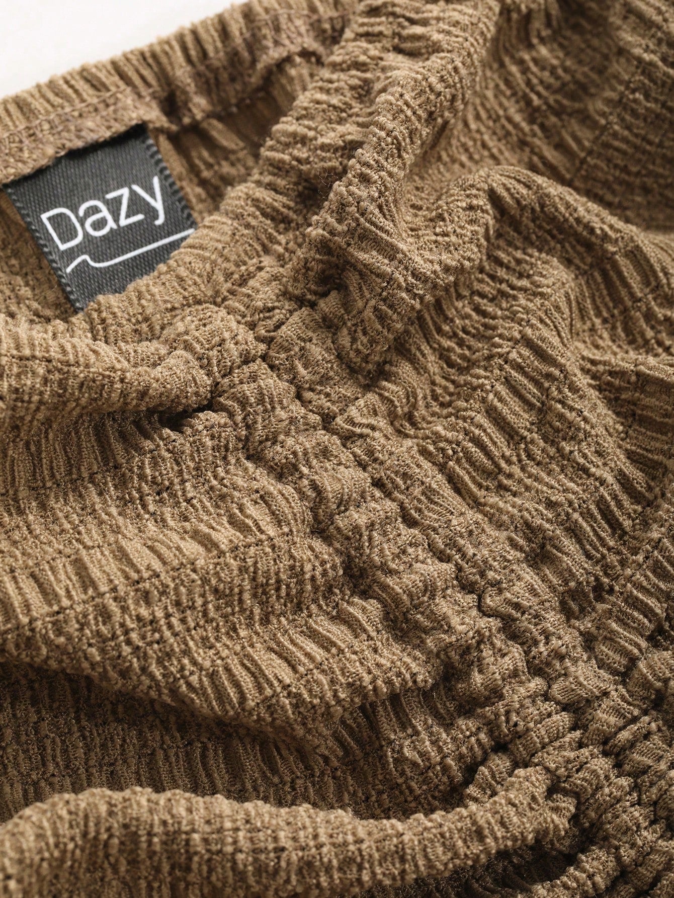 Dazy Designer Camisa de mujer con hombros al descubierto, de manga corta con pliegues, en tela con textura y diseño con sentido
