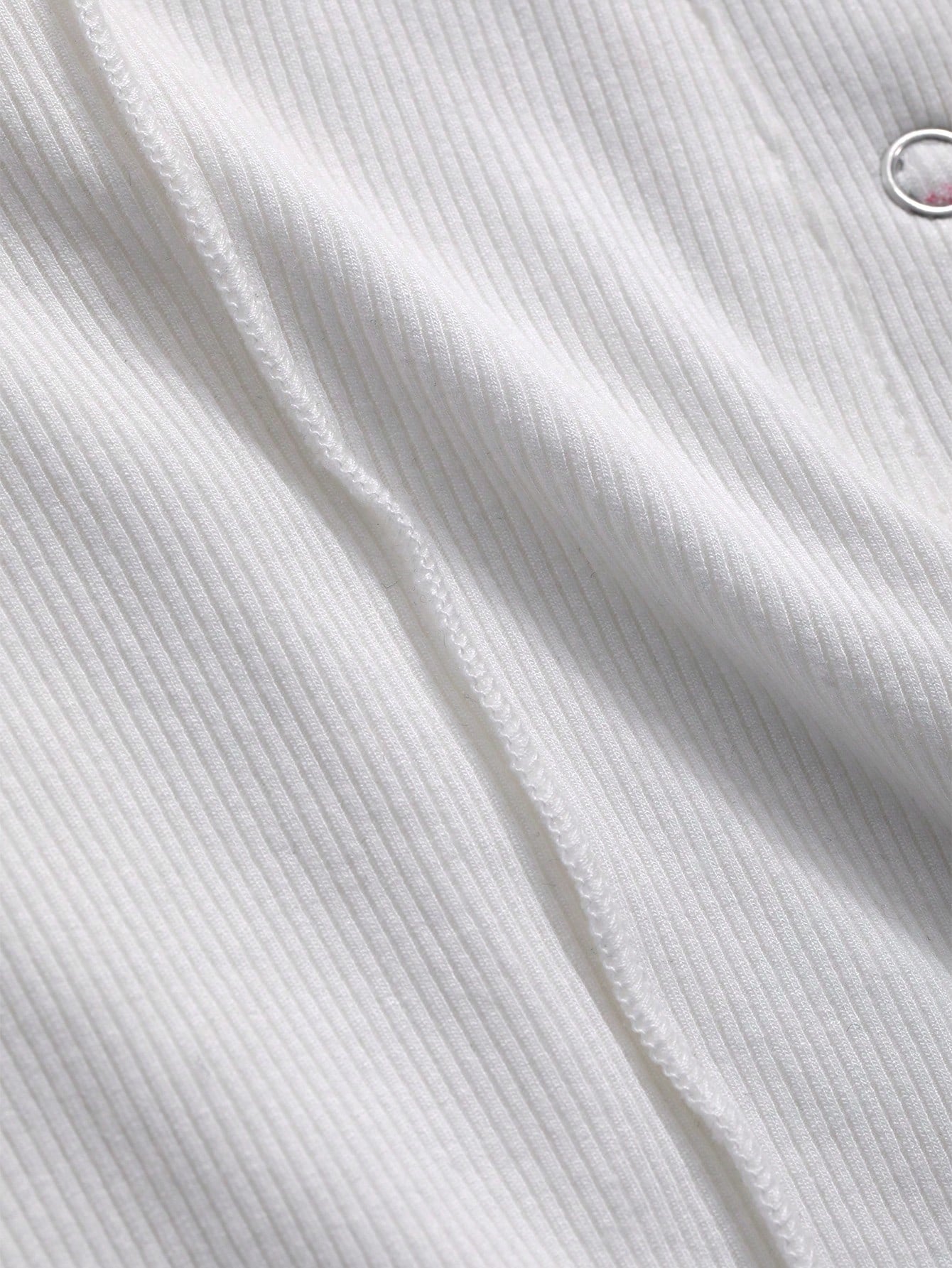 DAZY Camiseta Corta De Manga Corta Ajustada Con Media Tapeta Con Cuello Cuadrado Y Detalles Bordados Para Mujeres
