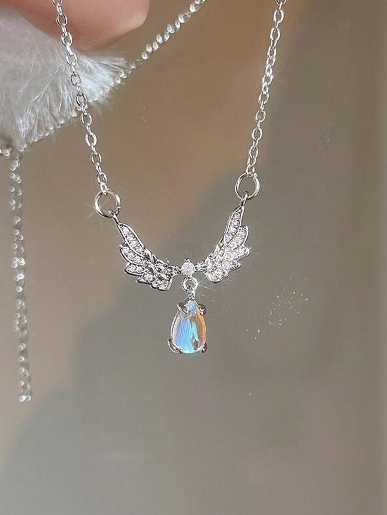 1 pieza Collar con colgante de alas de mariposa brillante, diseño delicado, textura de alta calidad, gargantilla versátil para mujeres