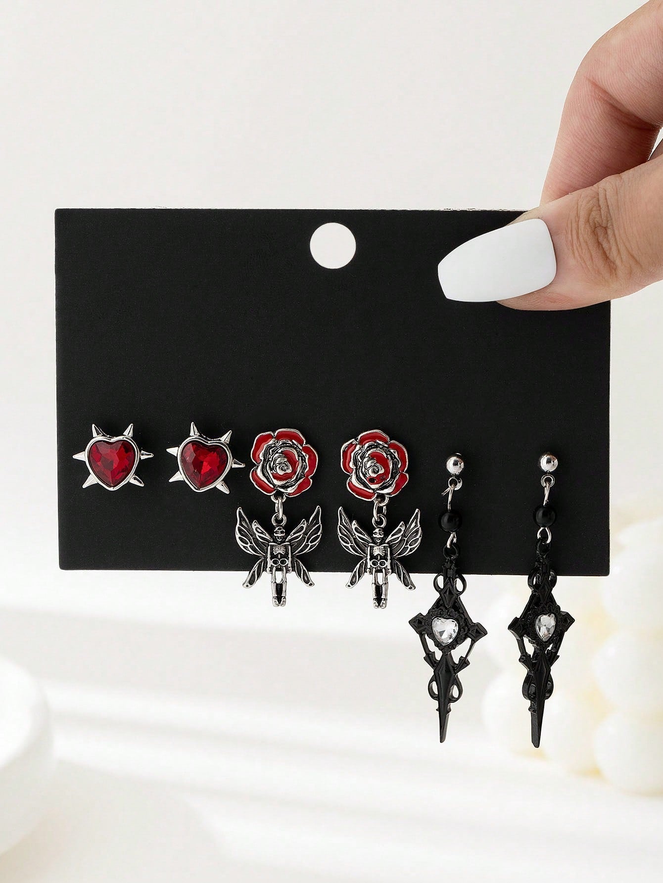 Juego de 6 pares de pendientes con colgantes de diseños góticos oscuros de moda, incluidos estrella, murciélago, corazón con rosa, guitarra, llave, estrella de mar, cuervo y calavera