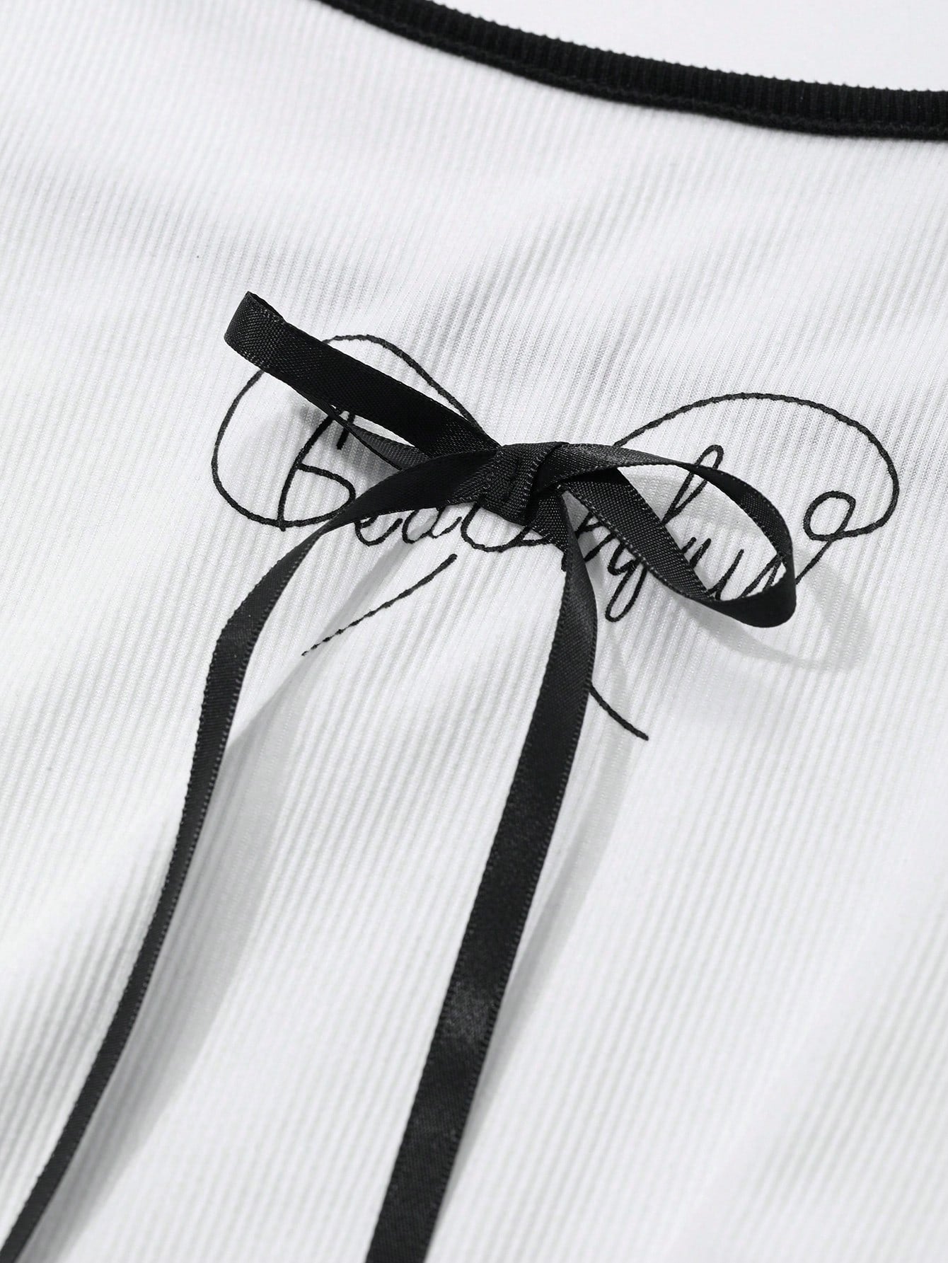 DAZY Camiseta ajustada de mujer con bloqueo de color y lazo decorativo impreso