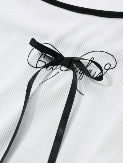 DAZY Camiseta ajustada de mujer con bloqueo de color y lazo decorativo impreso