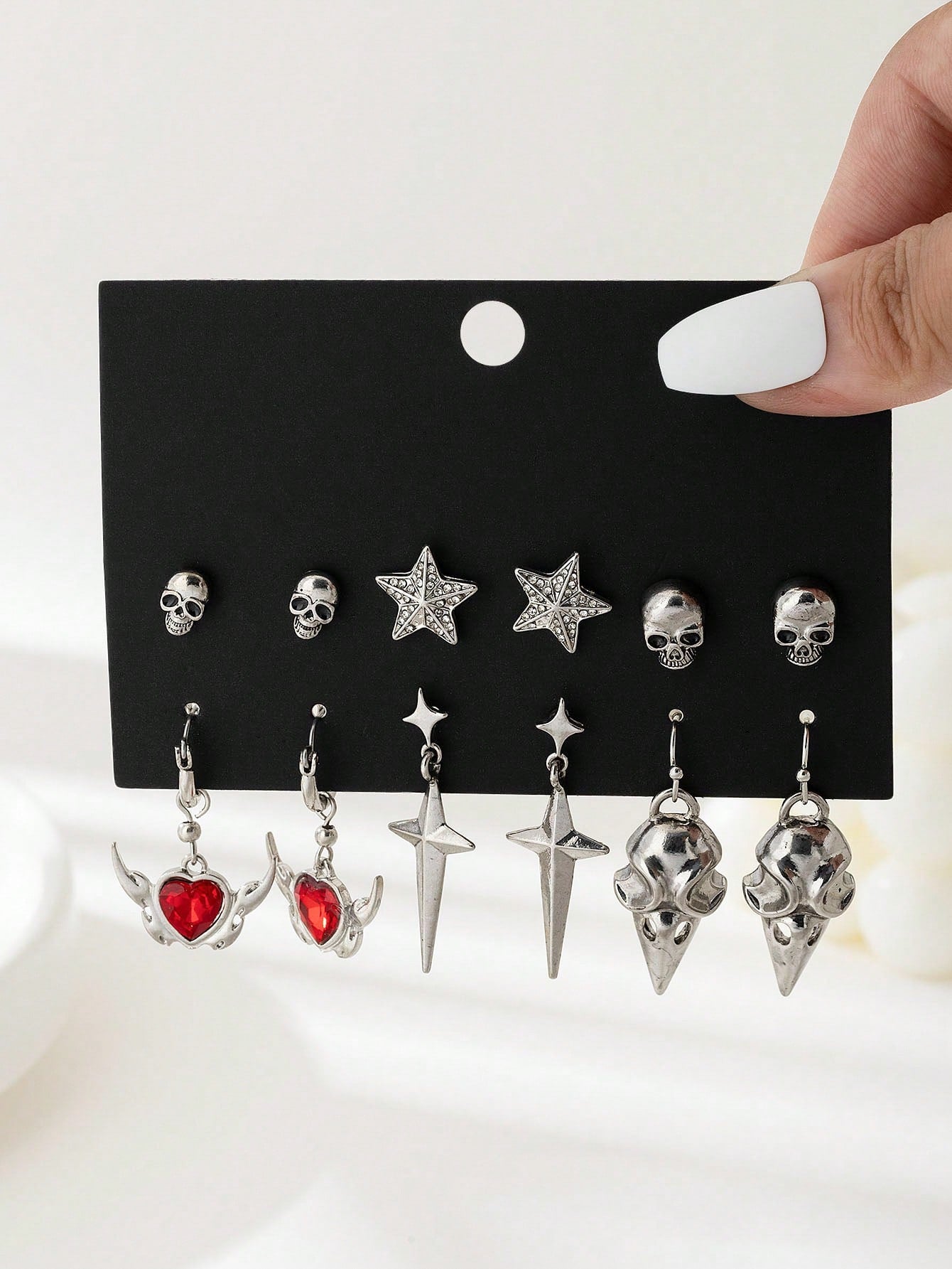 Juego de 6 pares de pendientes con colgantes de diseños góticos oscuros de moda, incluidos estrella, murciélago, corazón con rosa, guitarra, llave, estrella de mar, cuervo y calavera