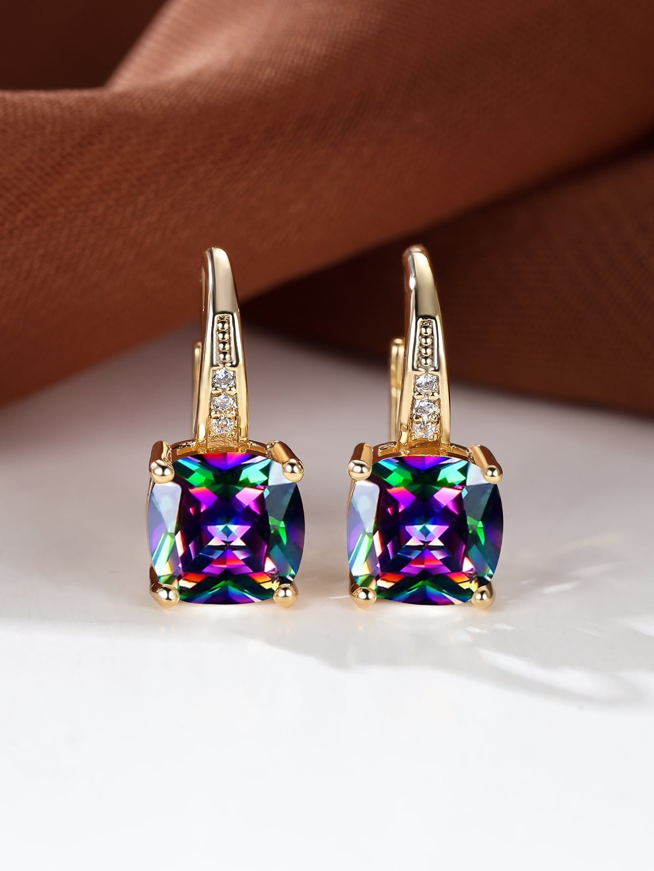 Pendientes de aro cuadrado con diseño de gema