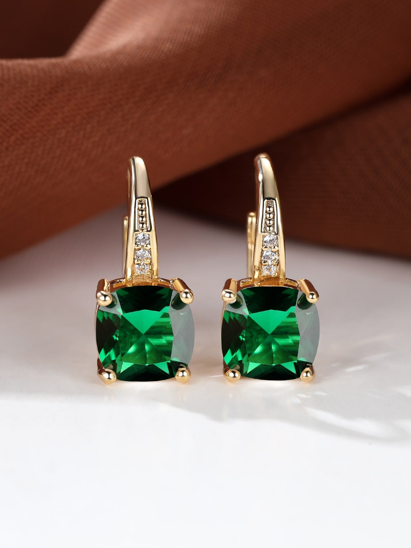 Pendientes de aro cuadrado con diseño de gema