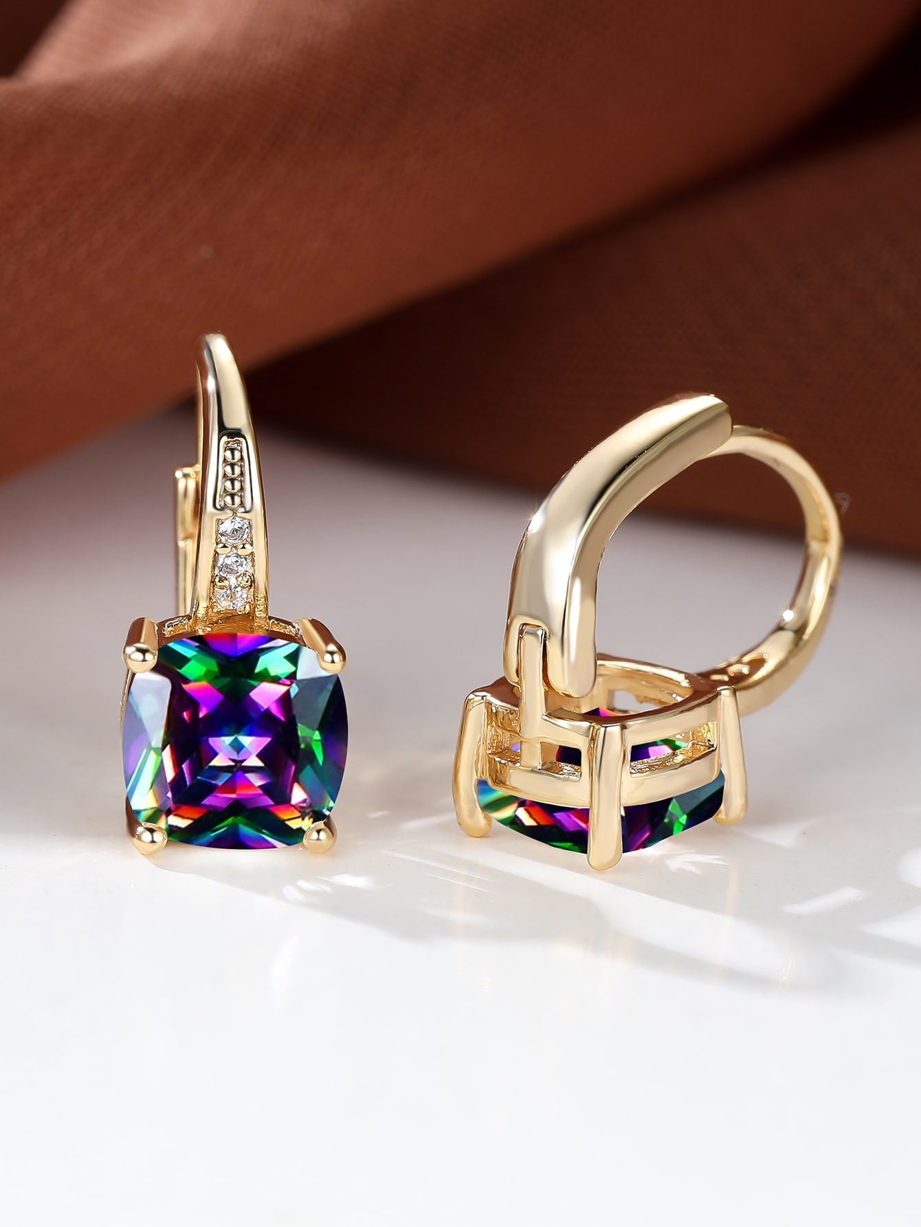 Pendientes de aro cuadrado con diseño de gema