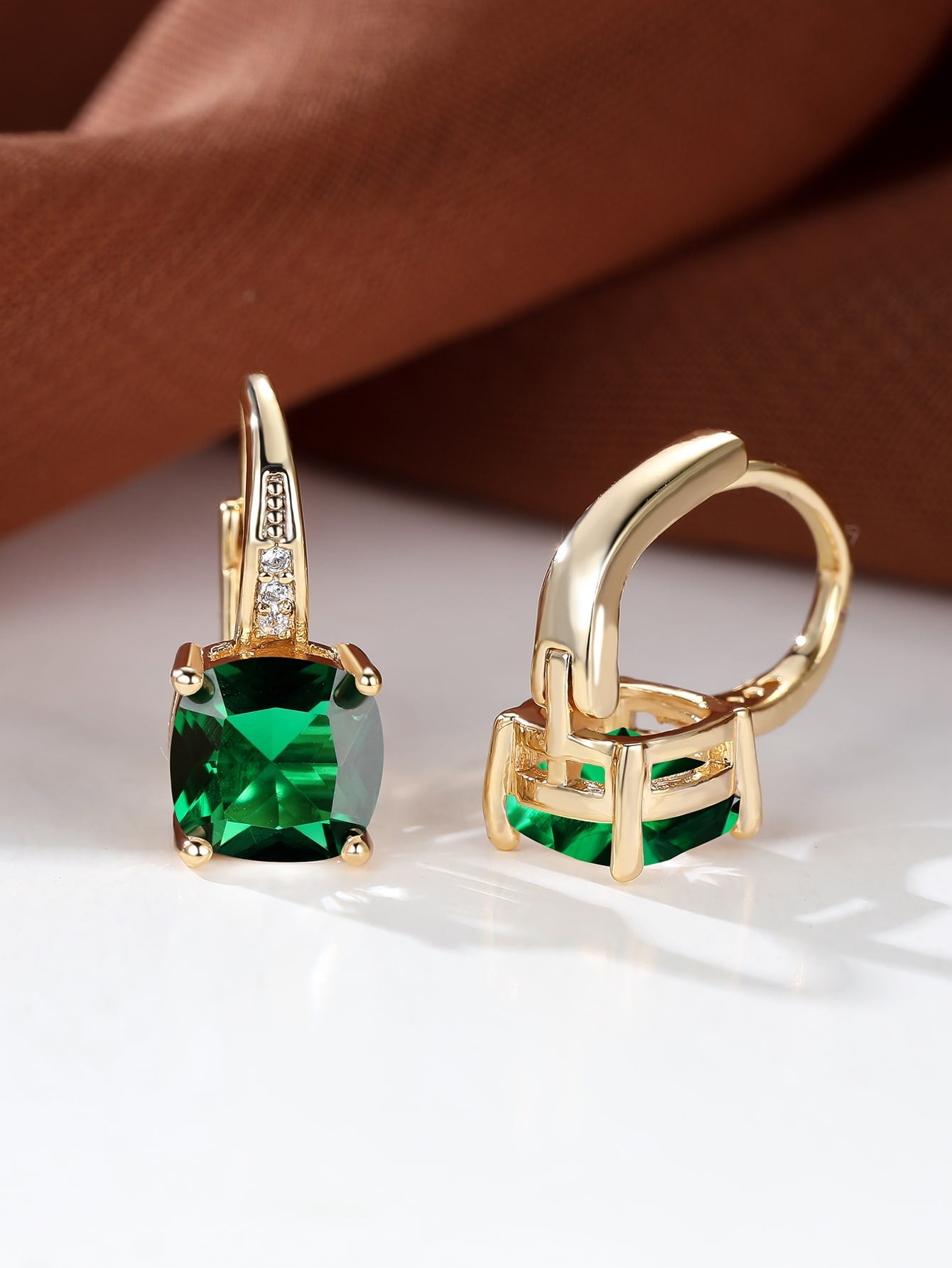 Pendientes de aro cuadrado con diseño de gema