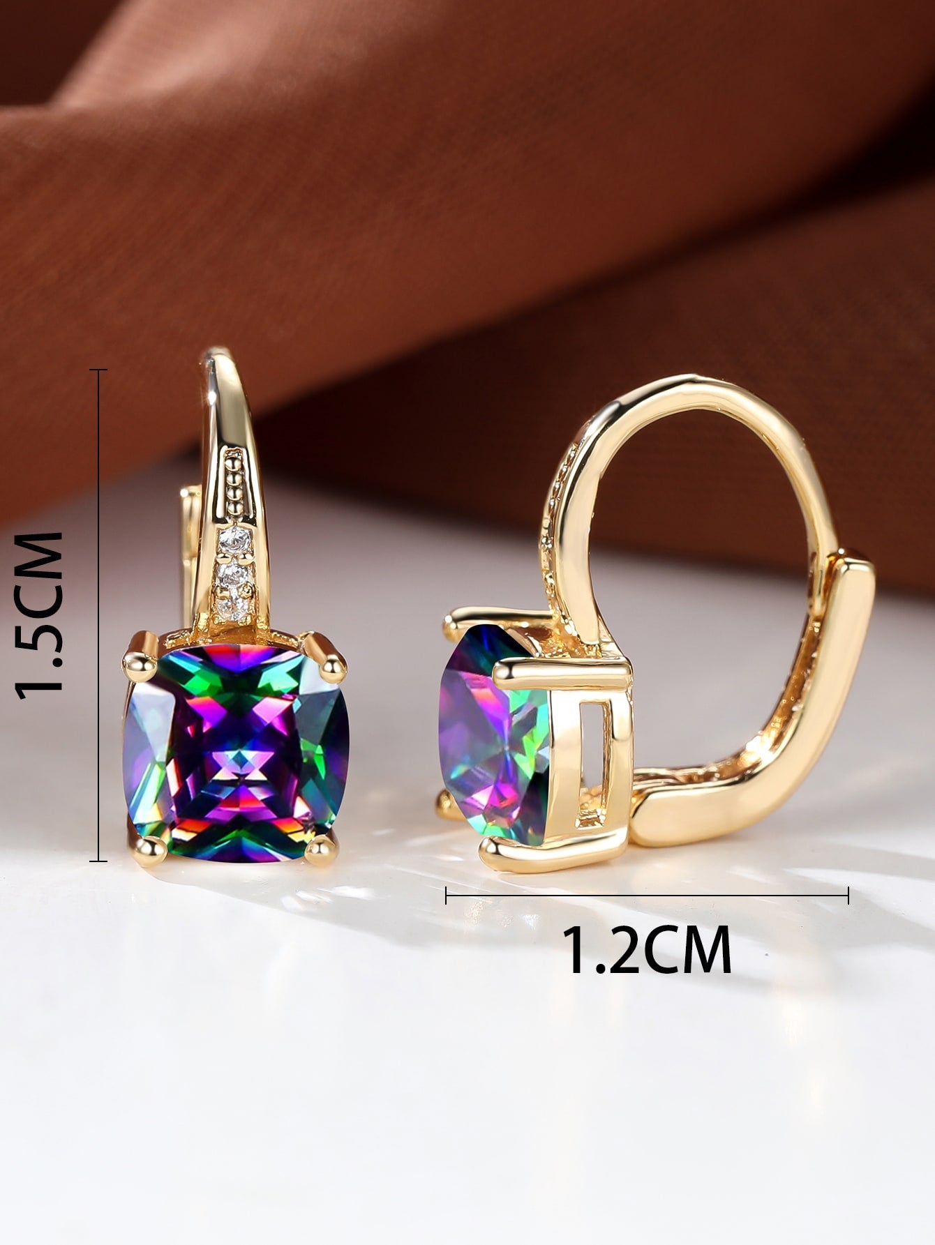 Pendientes de aro cuadrado con diseño de gema