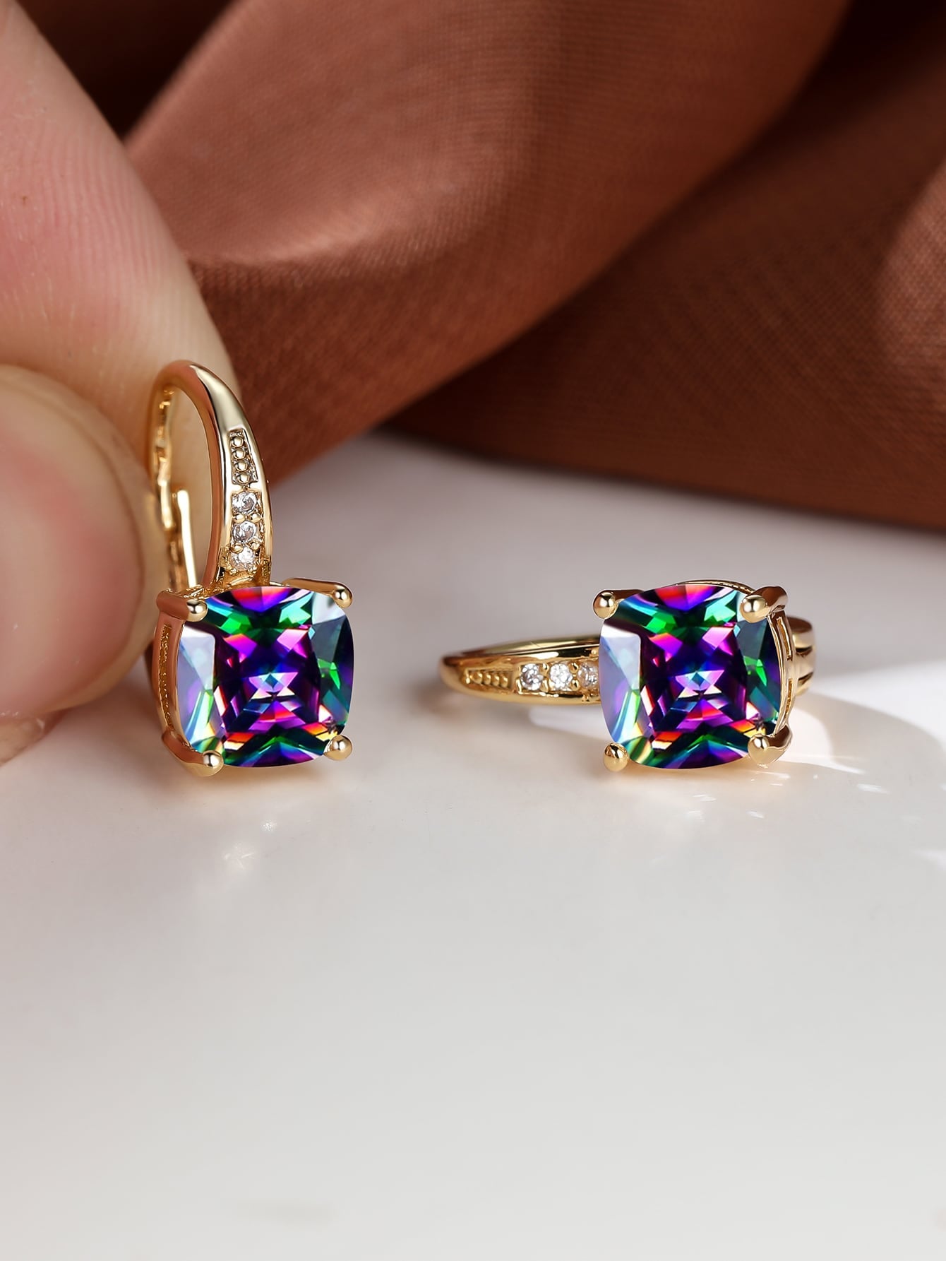 Pendientes de aro cuadrado con diseño de gema