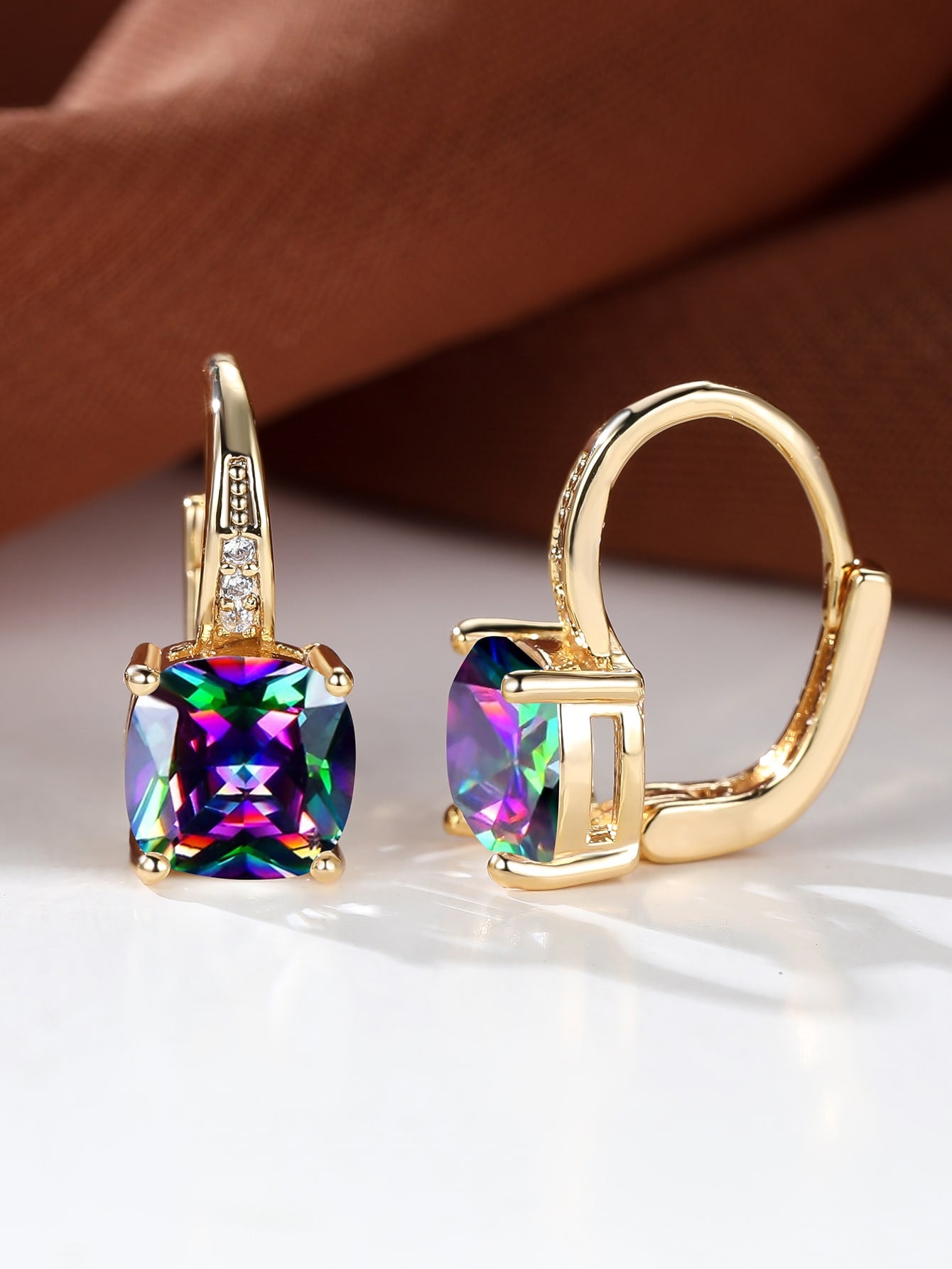 Pendientes de aro cuadrado con diseño de gema