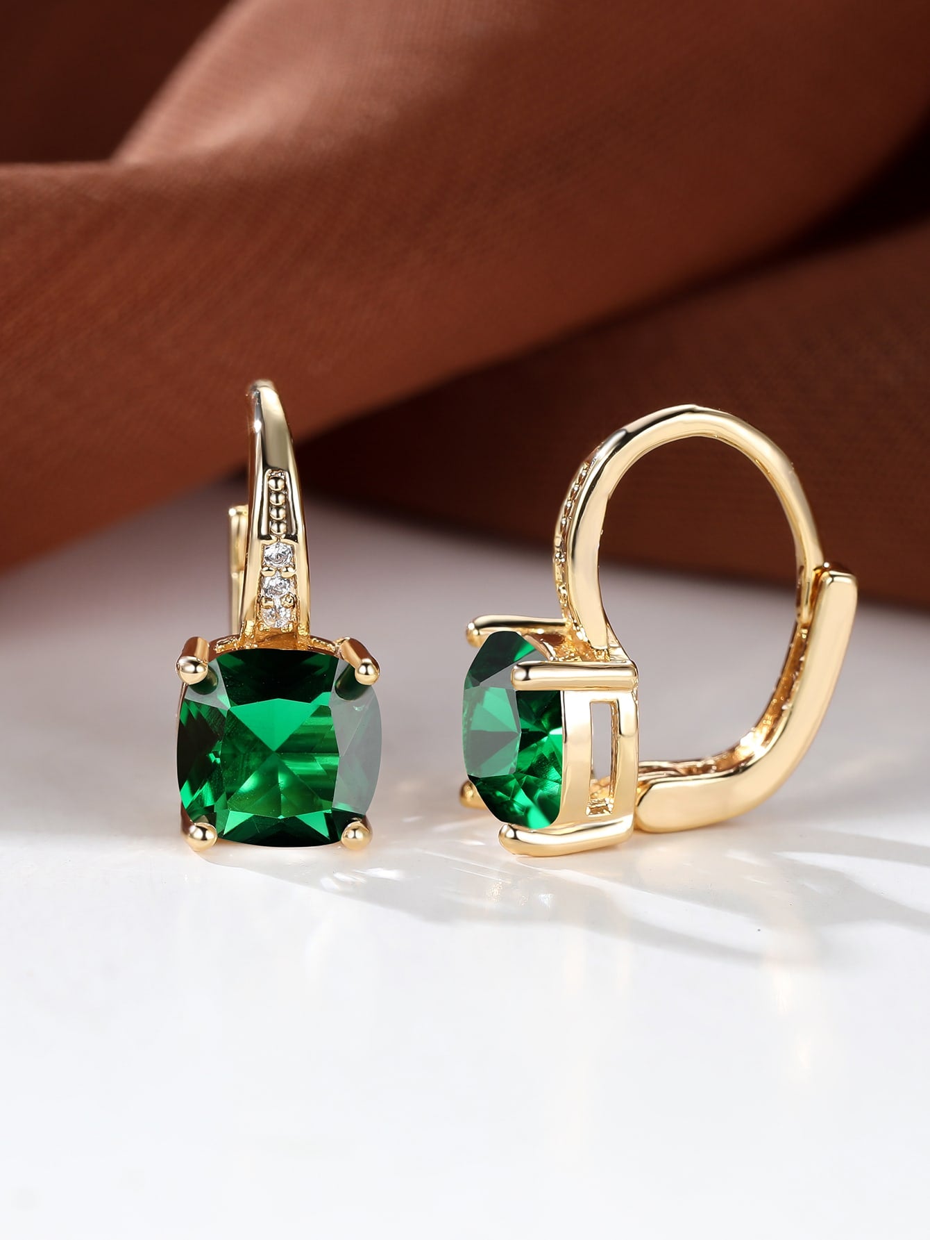 Pendientes de aro cuadrado con diseño de gema