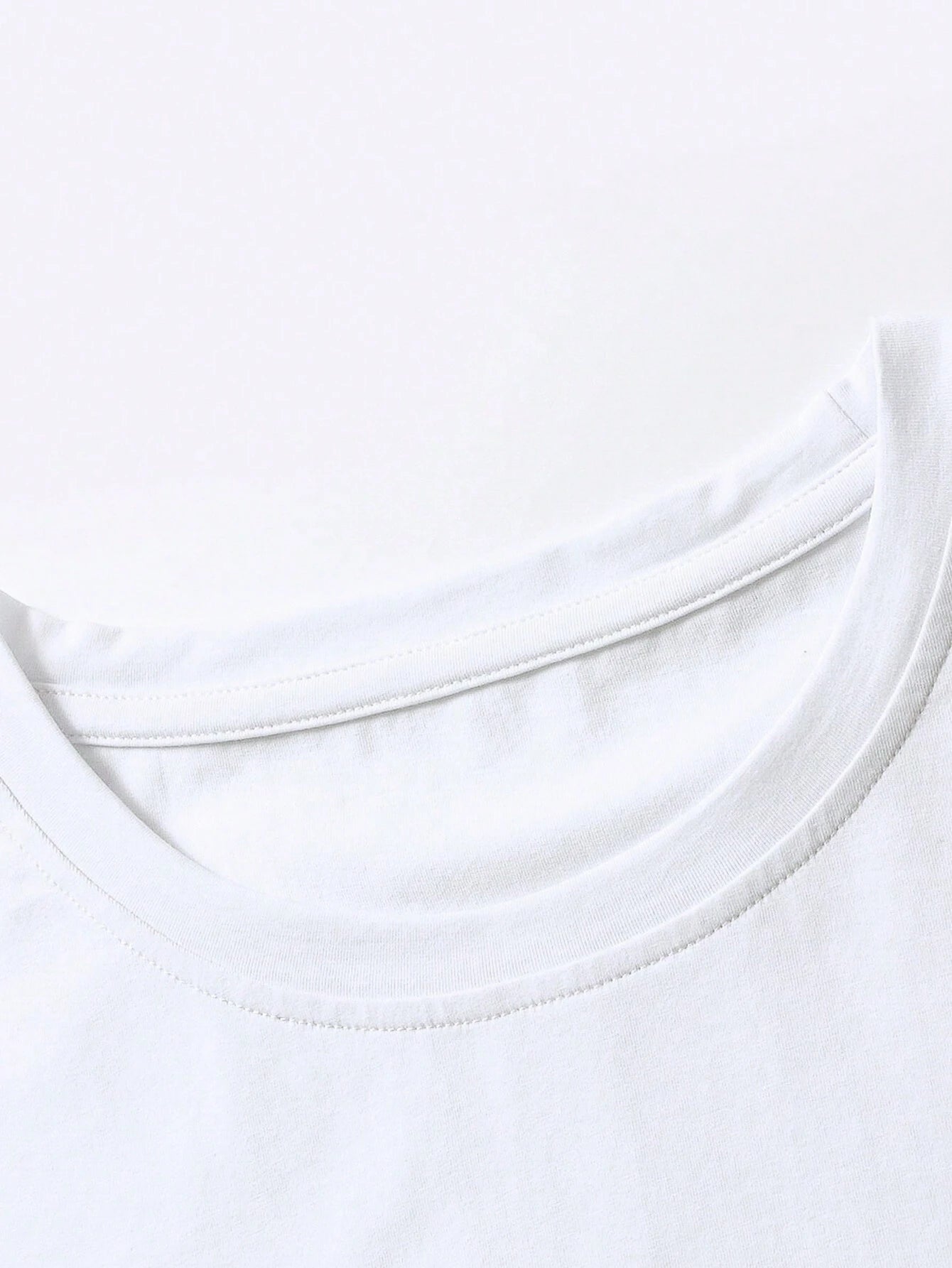 ROMWE Anime Conjunto de camiseta de cuello redondo con estampado de calavera y pantalones cortos con cordón en la cintura para hombre de verano