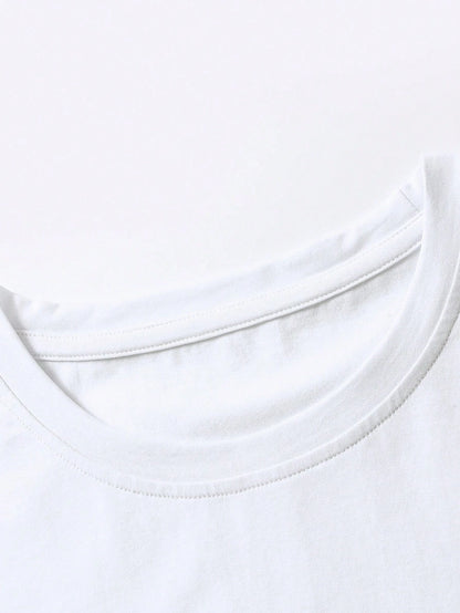 ROMWE Anime Conjunto de camiseta de cuello redondo con estampado de calavera y pantalones cortos con cordón en la cintura para hombre de verano