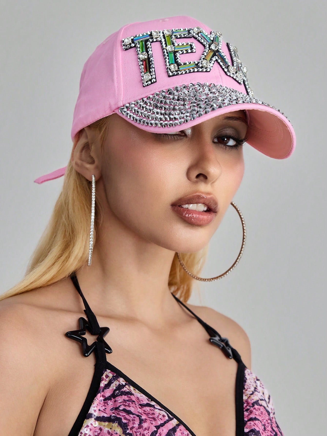 ROMWE Avant 1 pieza Gorra de béisbol con estilo punk y femenino, adornada con strass rosas, gráfico retro de letras de estilo Y2K con lentejuelas de colores, ajustable, accesorio de moda para uso diario