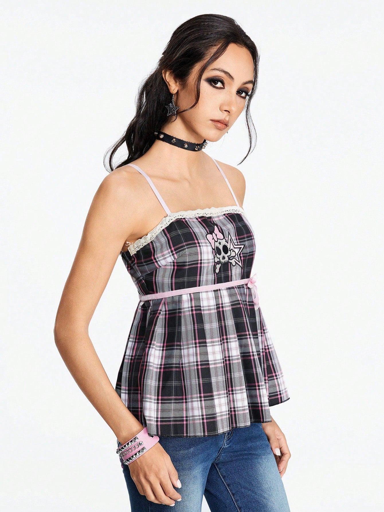 ROMWE Kawaii Blusa bordada con lazo de cráneo y dobladillo con volantes en cuadros negro y rosa kawaii para mujeres