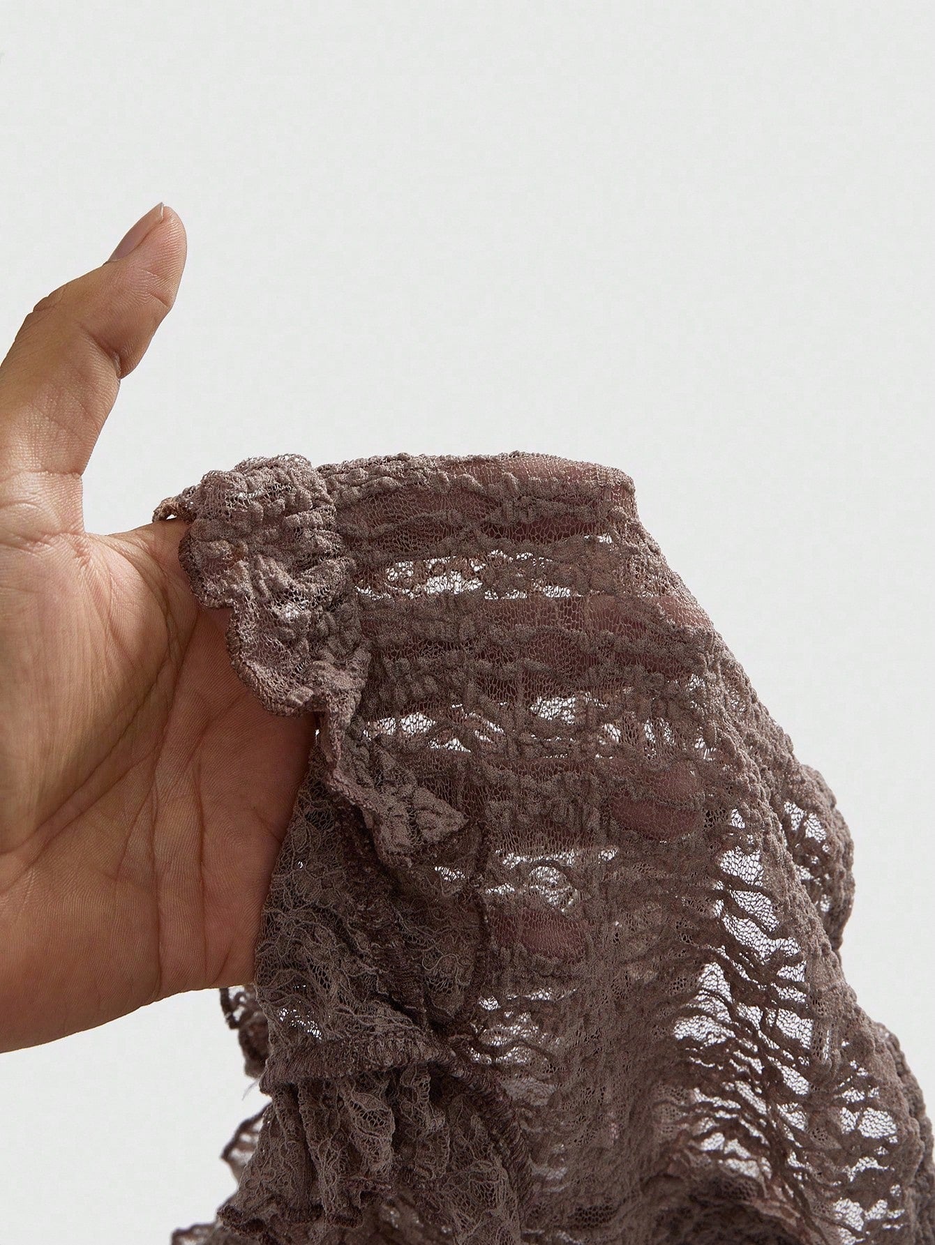 ROMWE Camiseta de tirantes ajustada con dobladillo asimétrico de encaje con textura desgastada y aspecto desaliñado