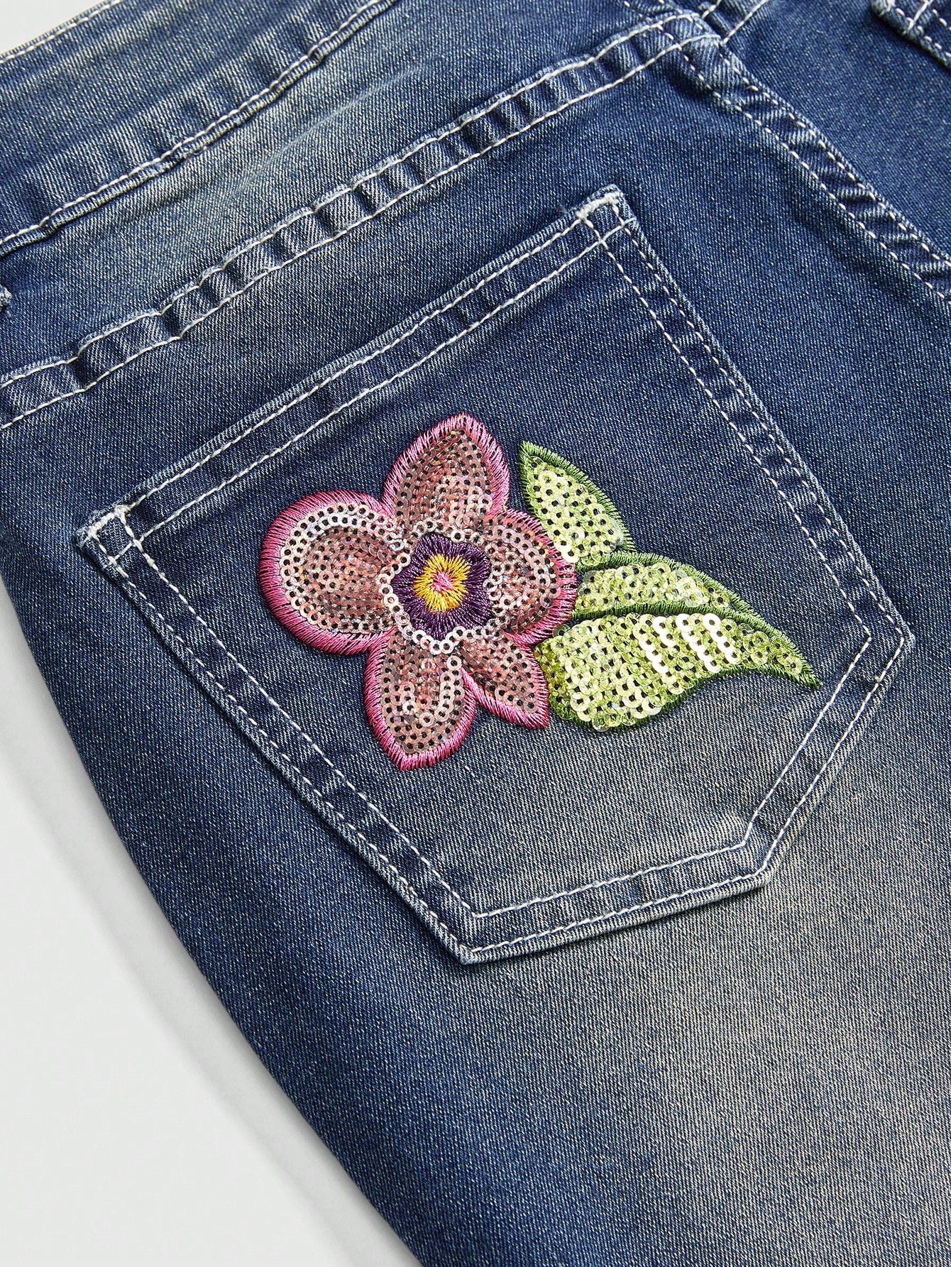 ROMWE Fairycore Jeans casuales versátiles de mezclilla con pierna campana y bolsillo con bordado floral para mujer