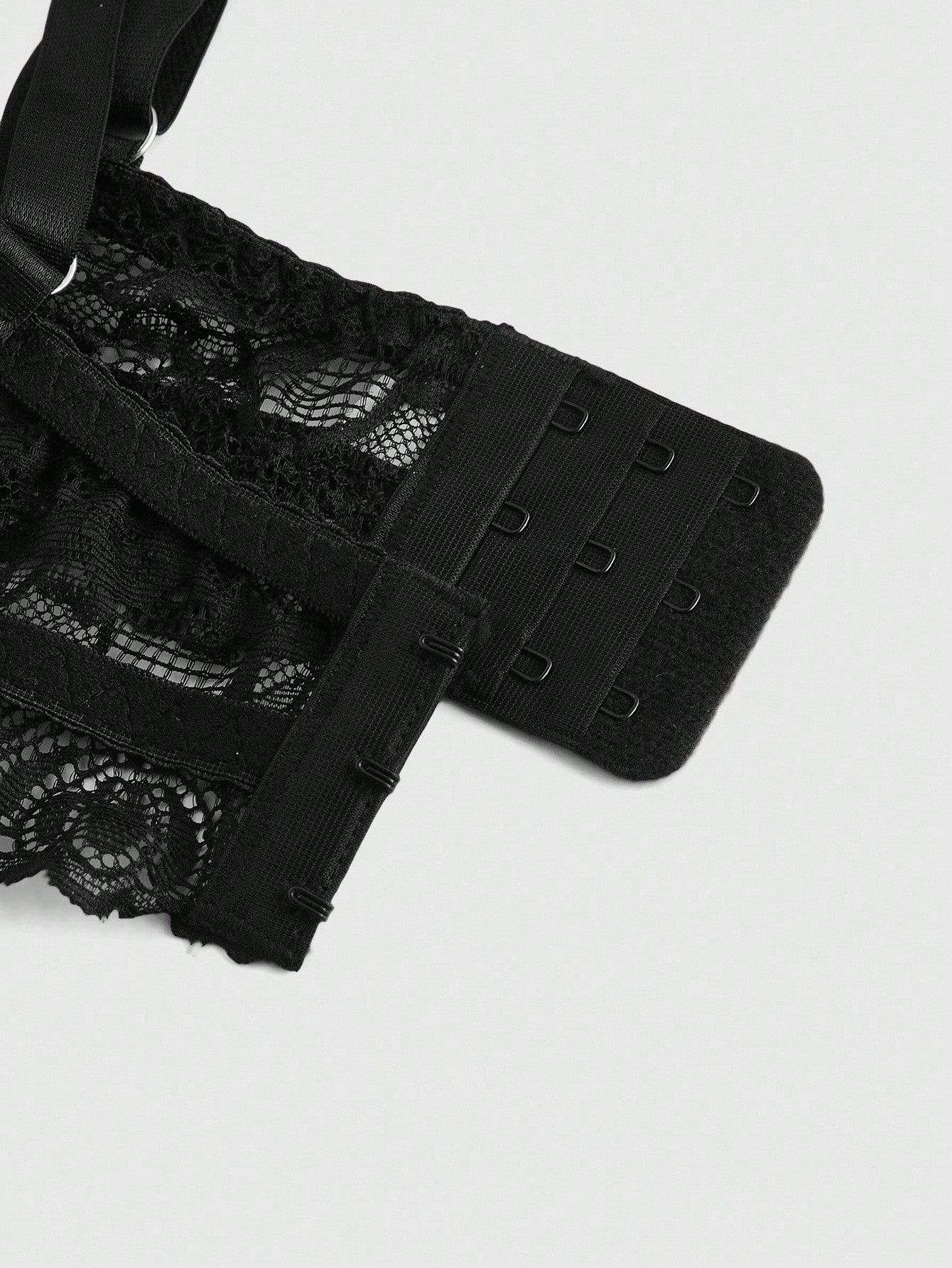 ROMWE Goth Bralette con encaje en forma de cruz gótica y aros