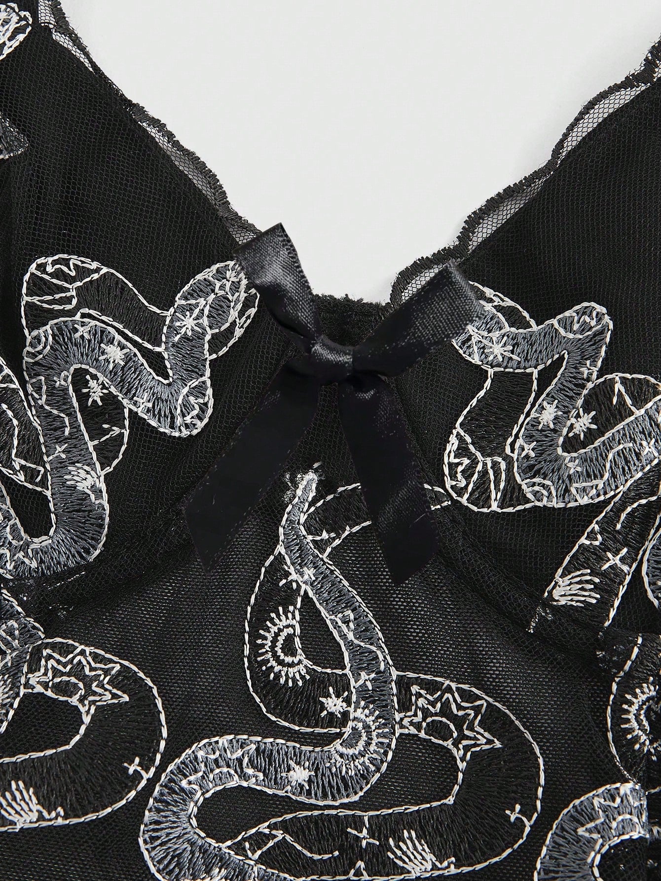 ROMWE Goth Bralette gótico con bordado de serpiente, cordones y arco interior