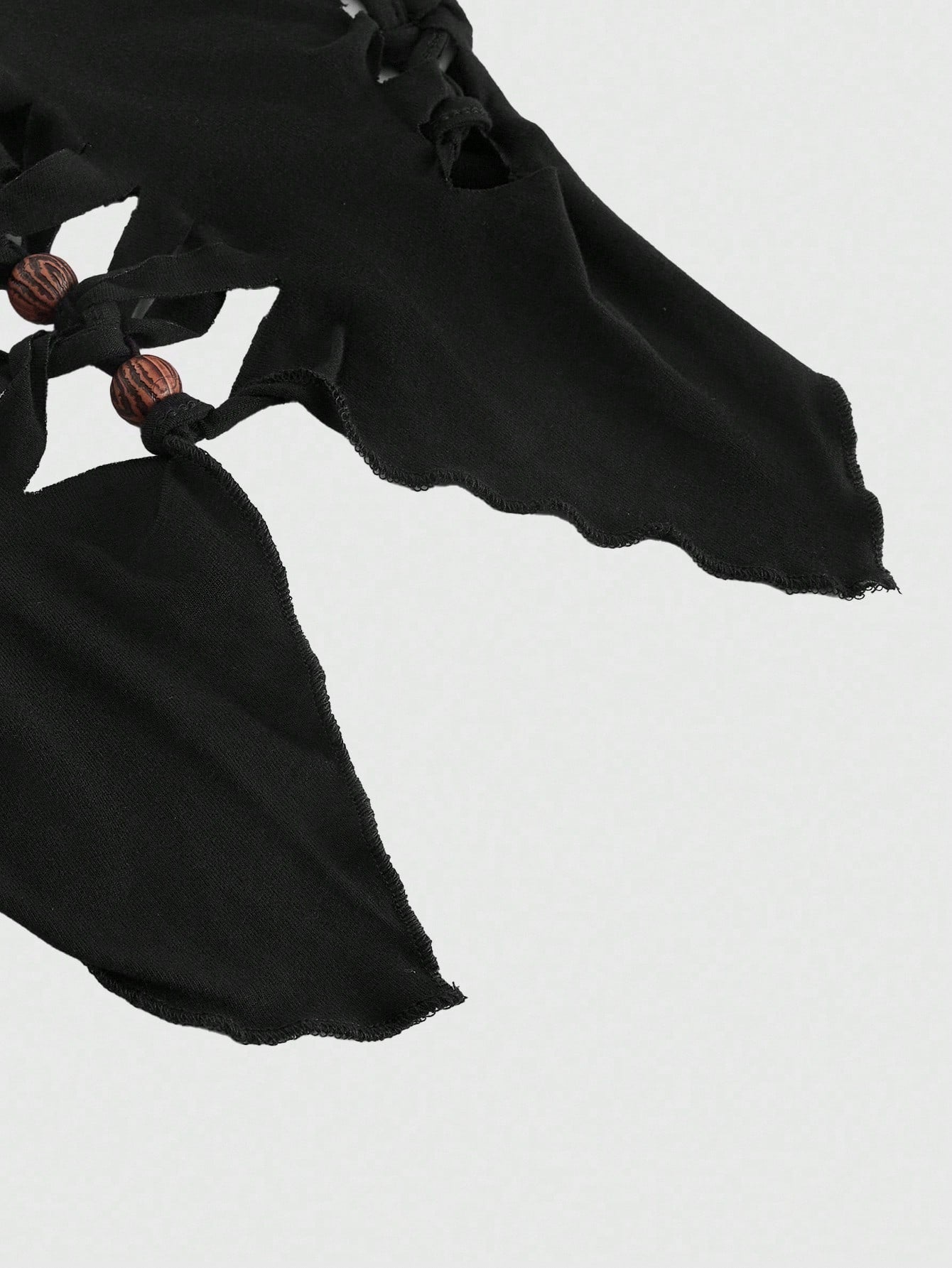 ROMWE Goth Parte superior camisola asimétrica para mujer con detalles de metal, cuentas de madera huecas y acabado desgastado en estilo gótico bohemio