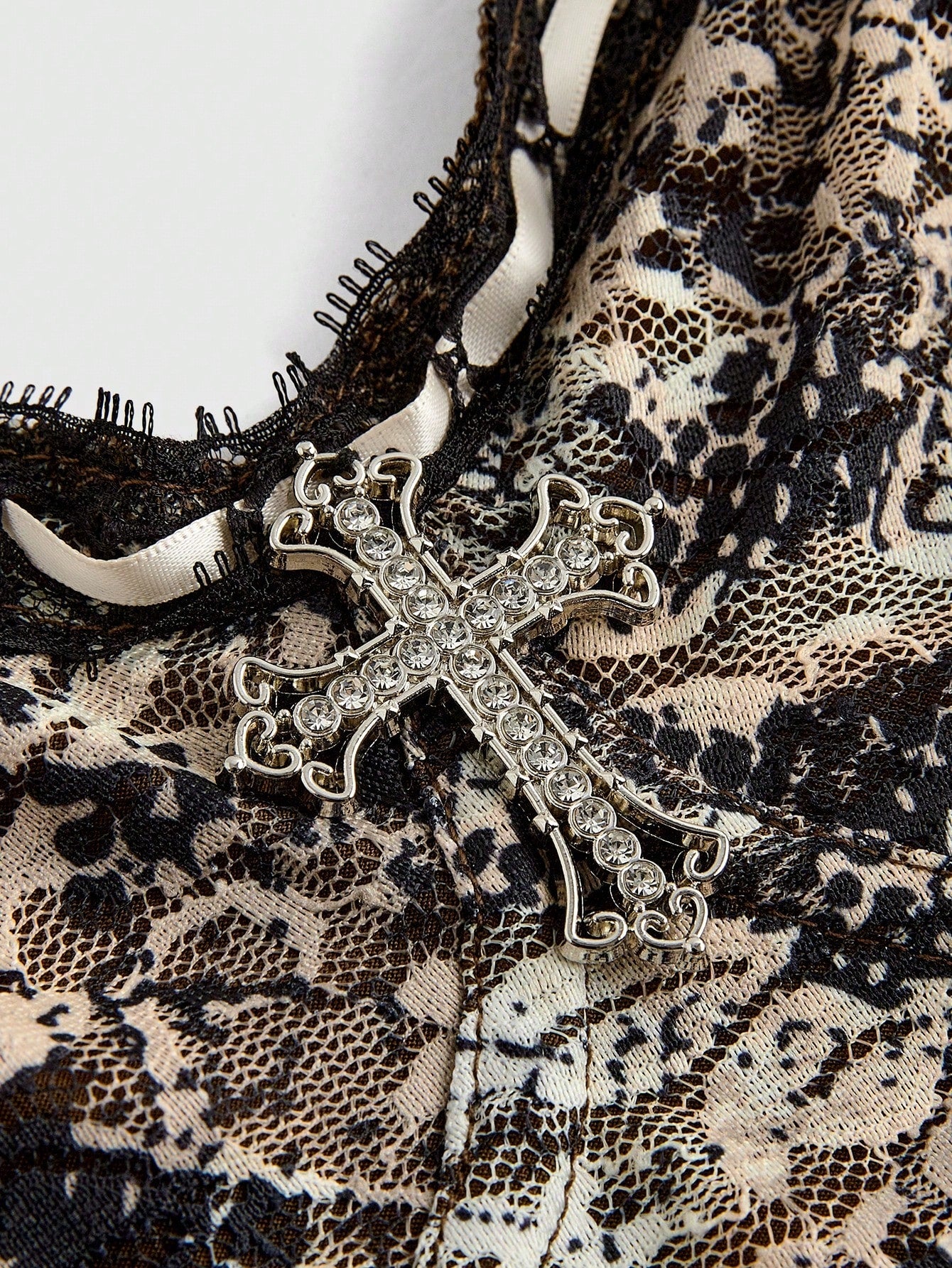 ROMWE Goth Top De Tirantes Con Encaje Y Estampado De Serpiente Con Lazo En El Hombro