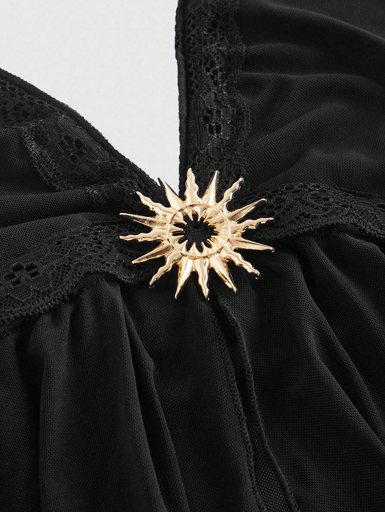 ROMWE Goth Top de tirantes asimétrico con encaje, decoración de metal y malla en estilo gótico para mujer
