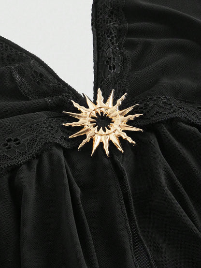 ROMWE Goth Top de tirantes asimétrico con encaje, decoración de metal y malla en estilo gótico para mujer