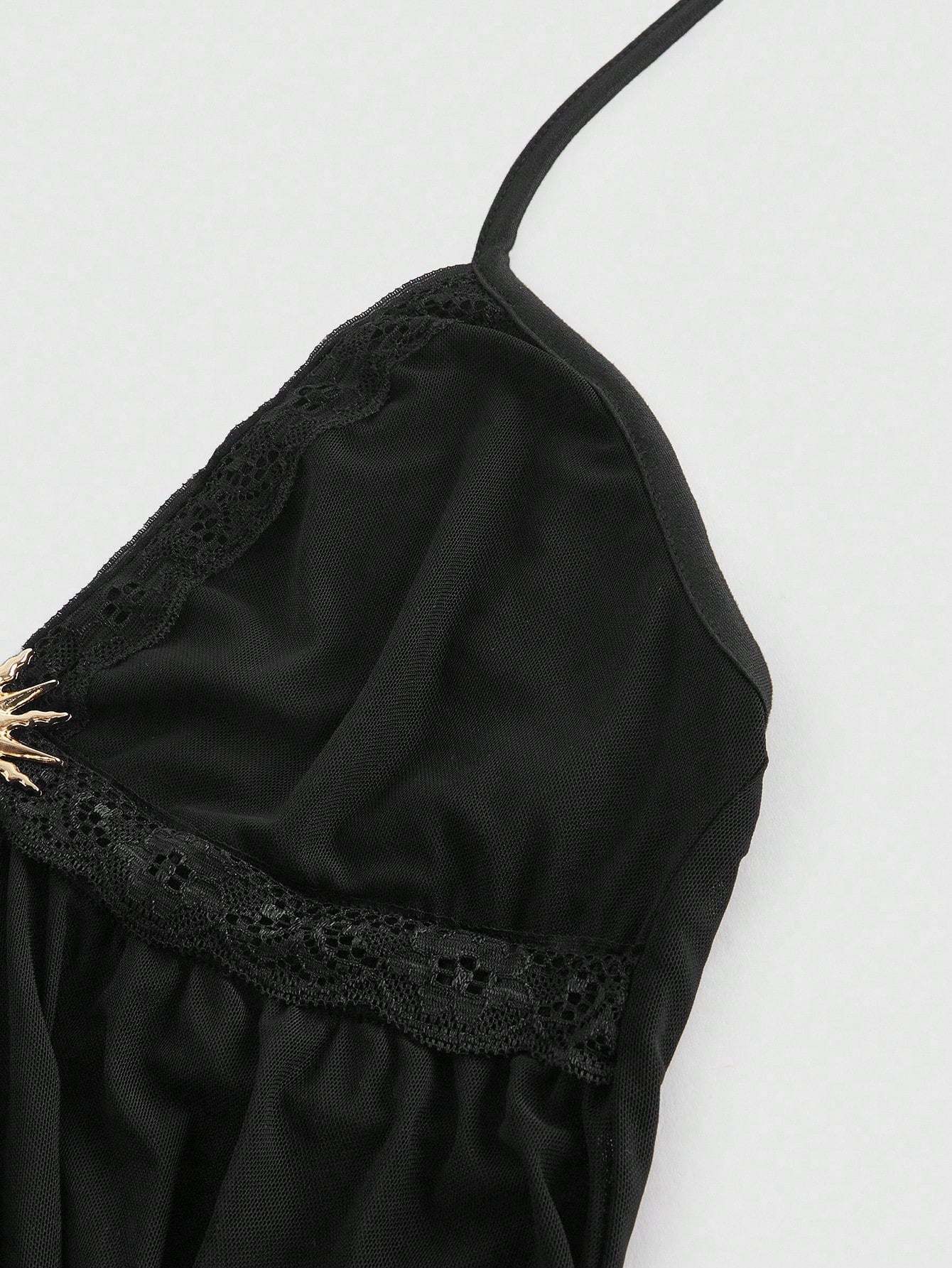 ROMWE Goth Top de tirantes asimétrico con encaje, decoración de metal y malla en estilo gótico para mujer