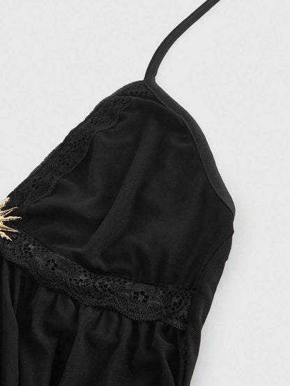 ROMWE Goth Top de tirantes asimétrico con encaje, decoración de metal y malla en estilo gótico para mujer