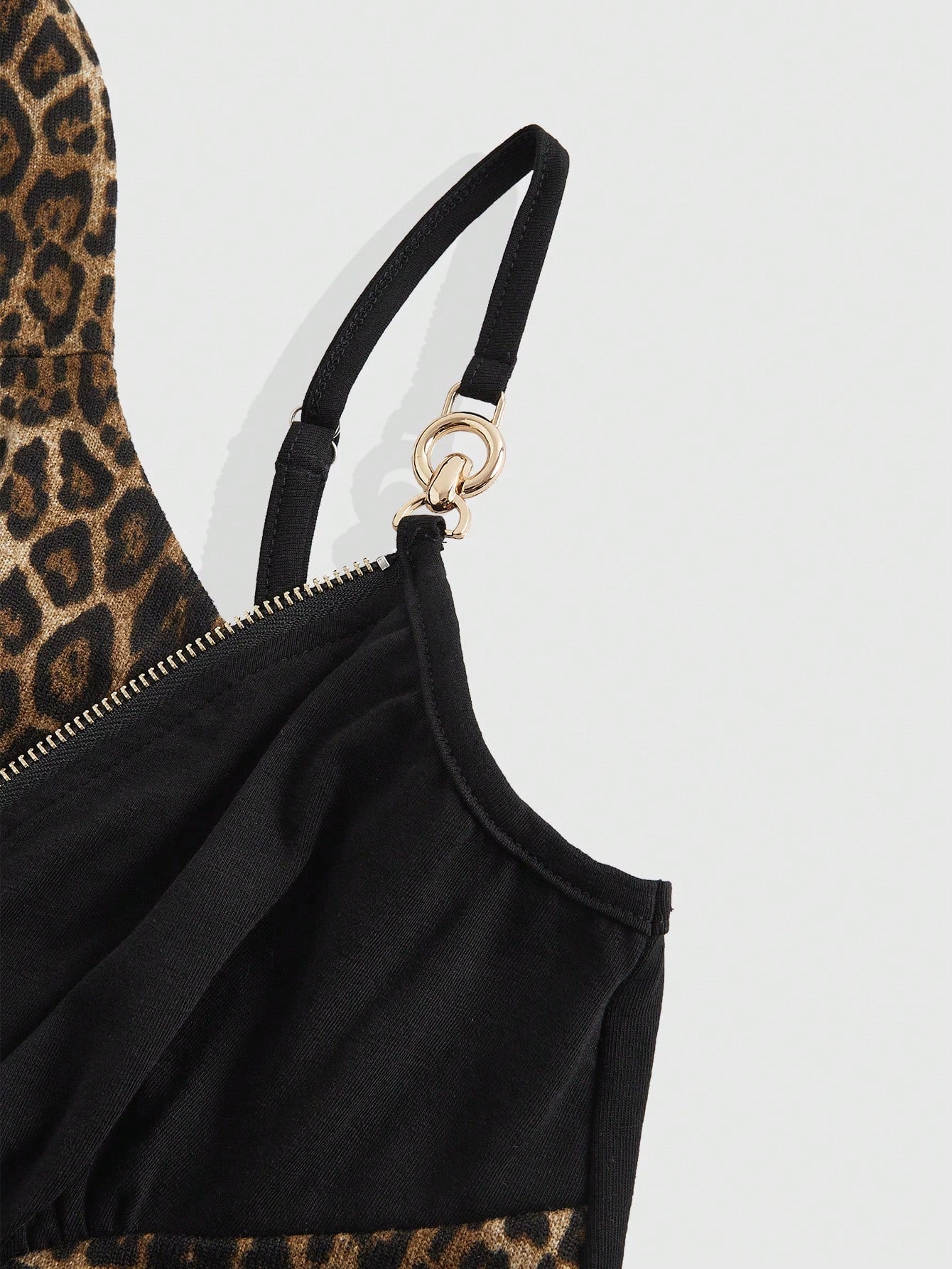 ROMWE Grunge Punk Accesorios metálicos de cruz Gyaru de estilo Y2K 2 en 1 con parte superior de tirantes asimétrica de estampado de leopardo