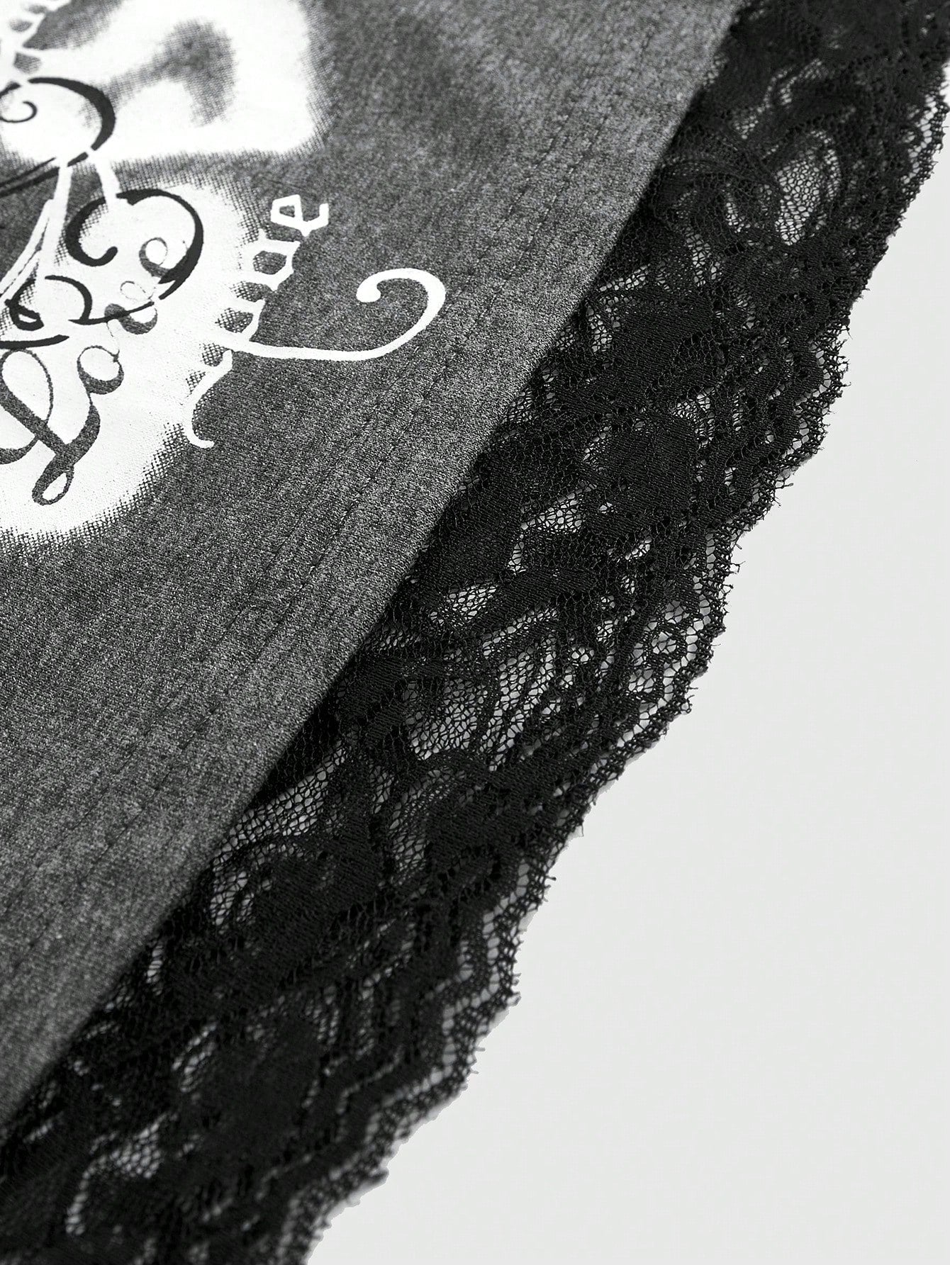 ROMWE Grunge Punk Camiseta con contraste de gráfico de letra, hombros descubiertos de encaje, para la escuela