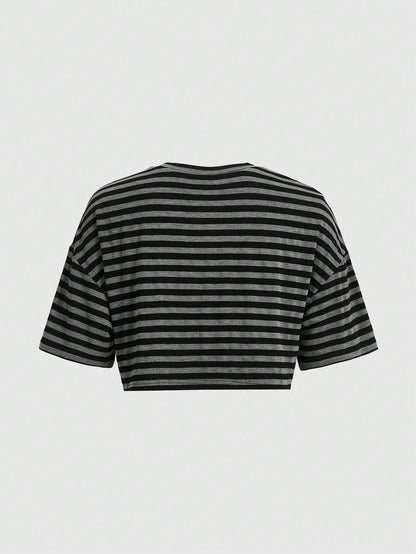 ROMWE Grunge Punk Camiseta corta a rayas con estampado de letras de estilo punk para mujeres