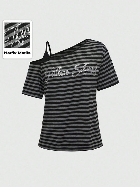 ROMWE Grunge Punk Camiseta de mujer suelta 2 en 1 con hombro oblicuo, rayas, letras y aplicación de strass en estilo dark punk