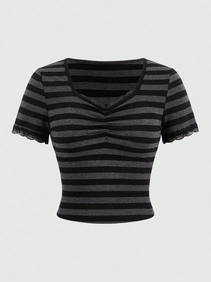 ROMWE Grunge Punk Camiseta de rayas de ajuste entallado para mujer con detalles fruncidos y ribete de encaje, escuela