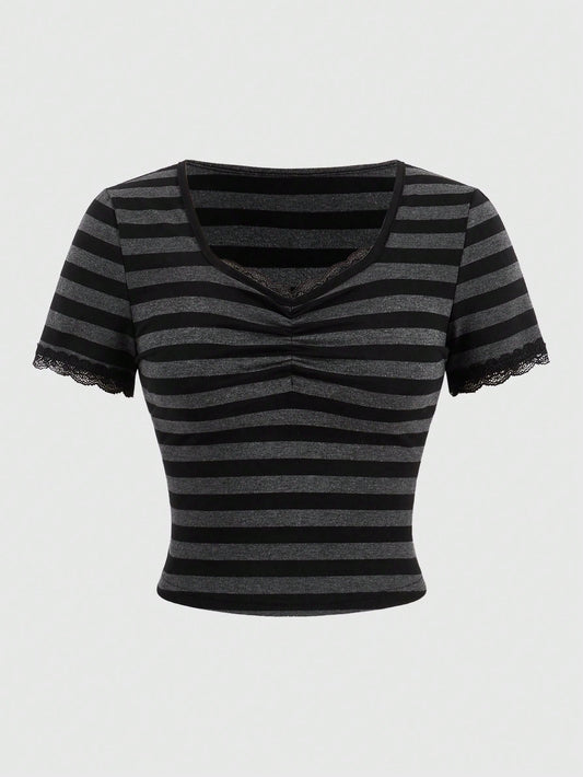 ROMWE Grunge Punk Camiseta de rayas de ajuste entallado para mujer con detalles fruncidos y ribete de encaje, escuela