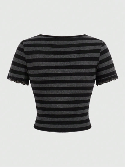 ROMWE Grunge Punk Camiseta de rayas de ajuste entallado para mujer con detalles fruncidos y ribete de encaje, escuela