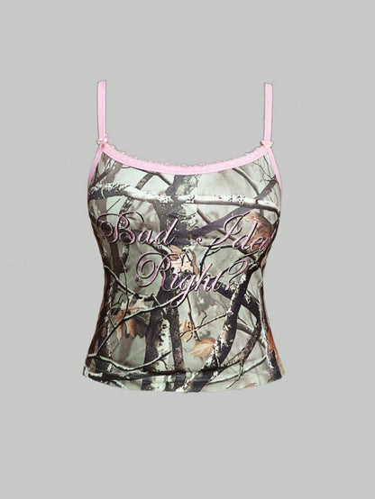 ROMWE Grunge Punk Top ajustado de tirantes con bordado de letra dulce y picante, estampado de camuflaje de hoja, y ribete de encaje en todo el diseño, estilo Y2K