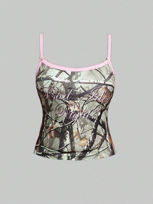 ROMWE Grunge Punk Top ajustado de tirantes con bordado de letra dulce y picante, estampado de camuflaje de hoja, y ribete de encaje en todo el diseño, estilo Y2K