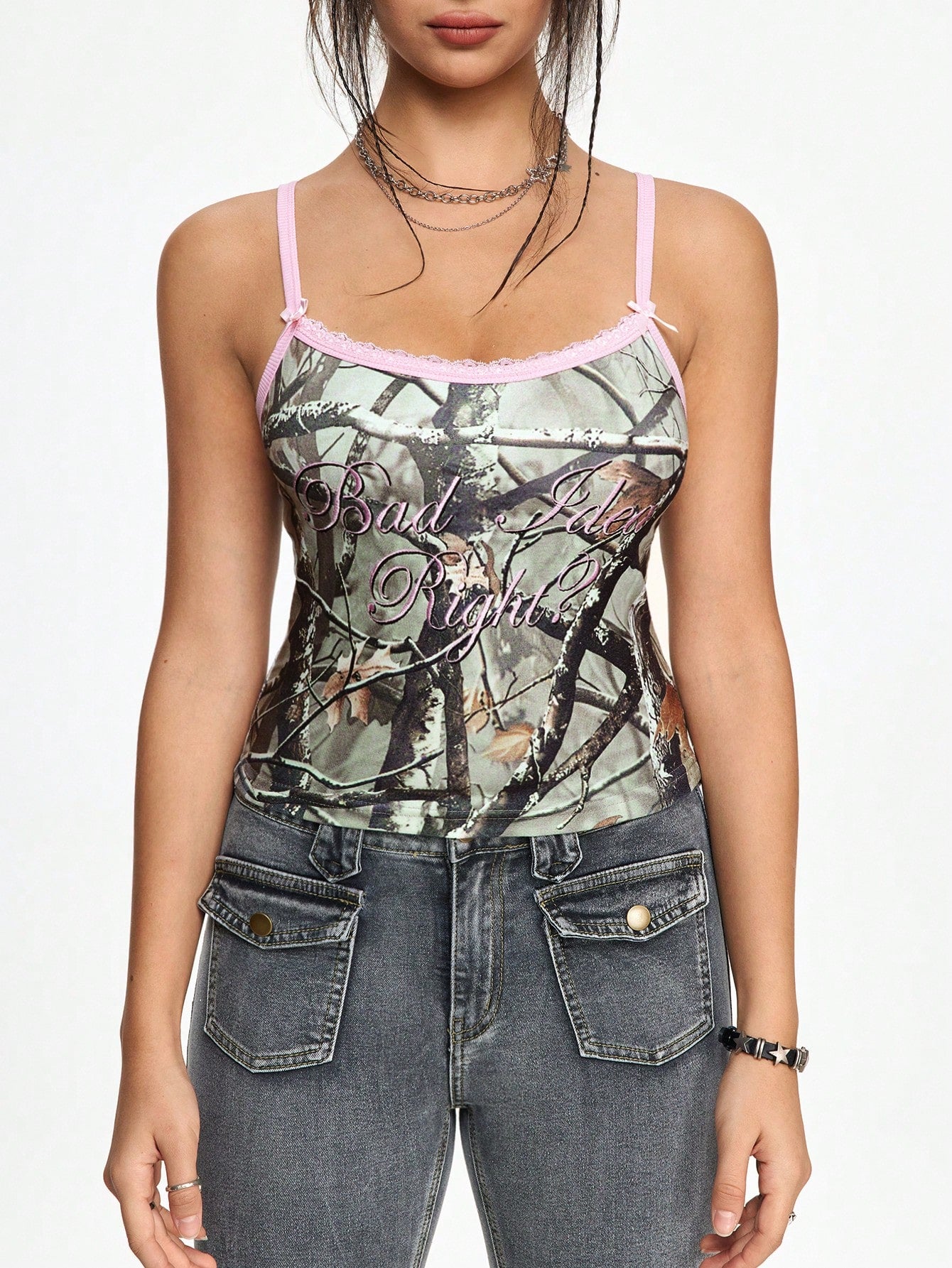 ROMWE Grunge Punk Top ajustado de tirantes con bordado de letra dulce y picante, estampado de camuflaje de hoja, y ribete de encaje en todo el diseño, estilo Y2K