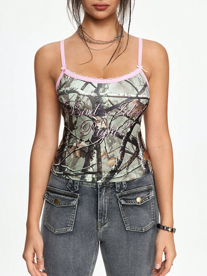 ROMWE Grunge Punk Top ajustado de tirantes con bordado de letra dulce y picante, estampado de camuflaje de hoja, y ribete de encaje en todo el diseño, estilo Y2K